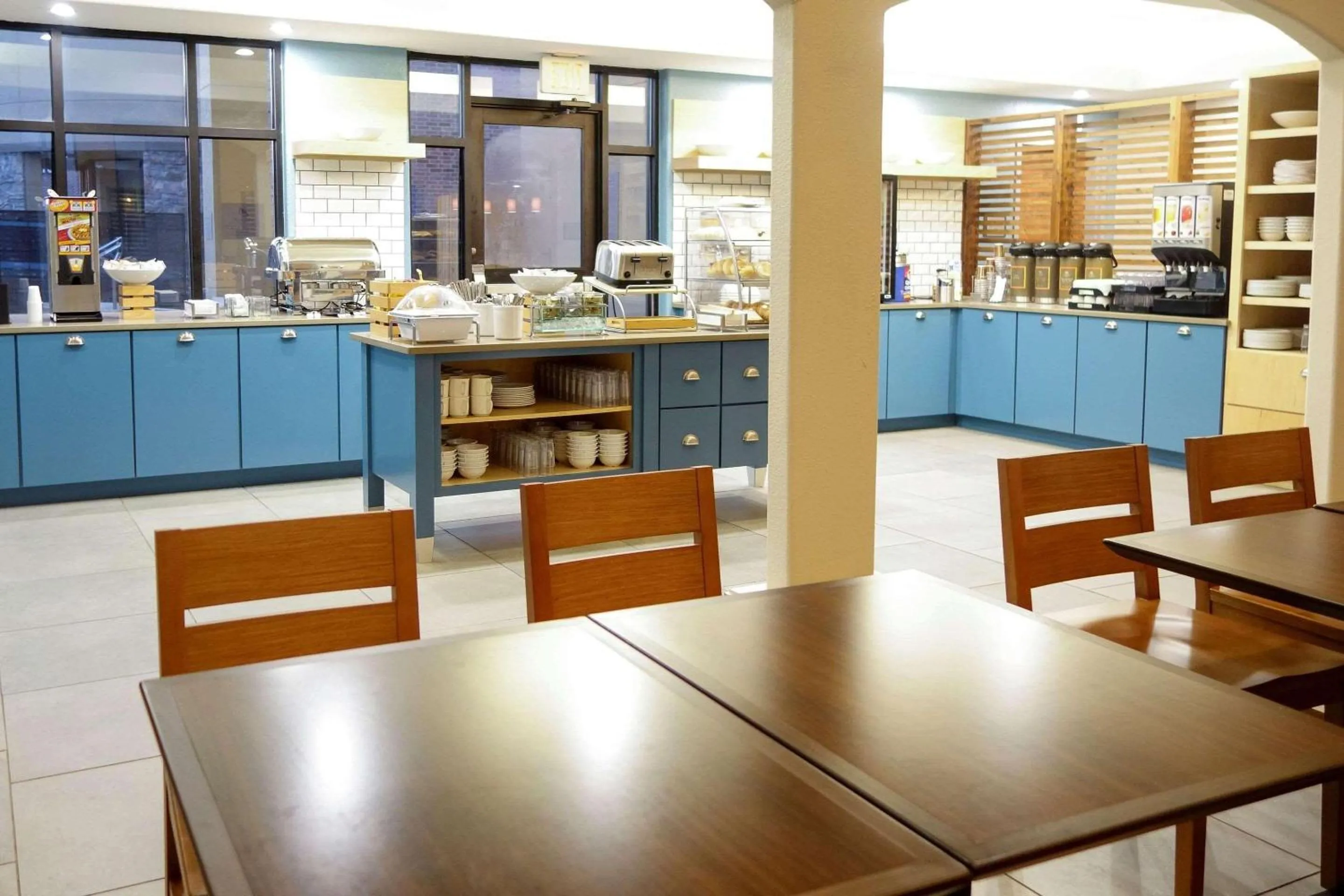 Breakfast in Country Inn & Suites by Radisson, Houston Northwest, TX