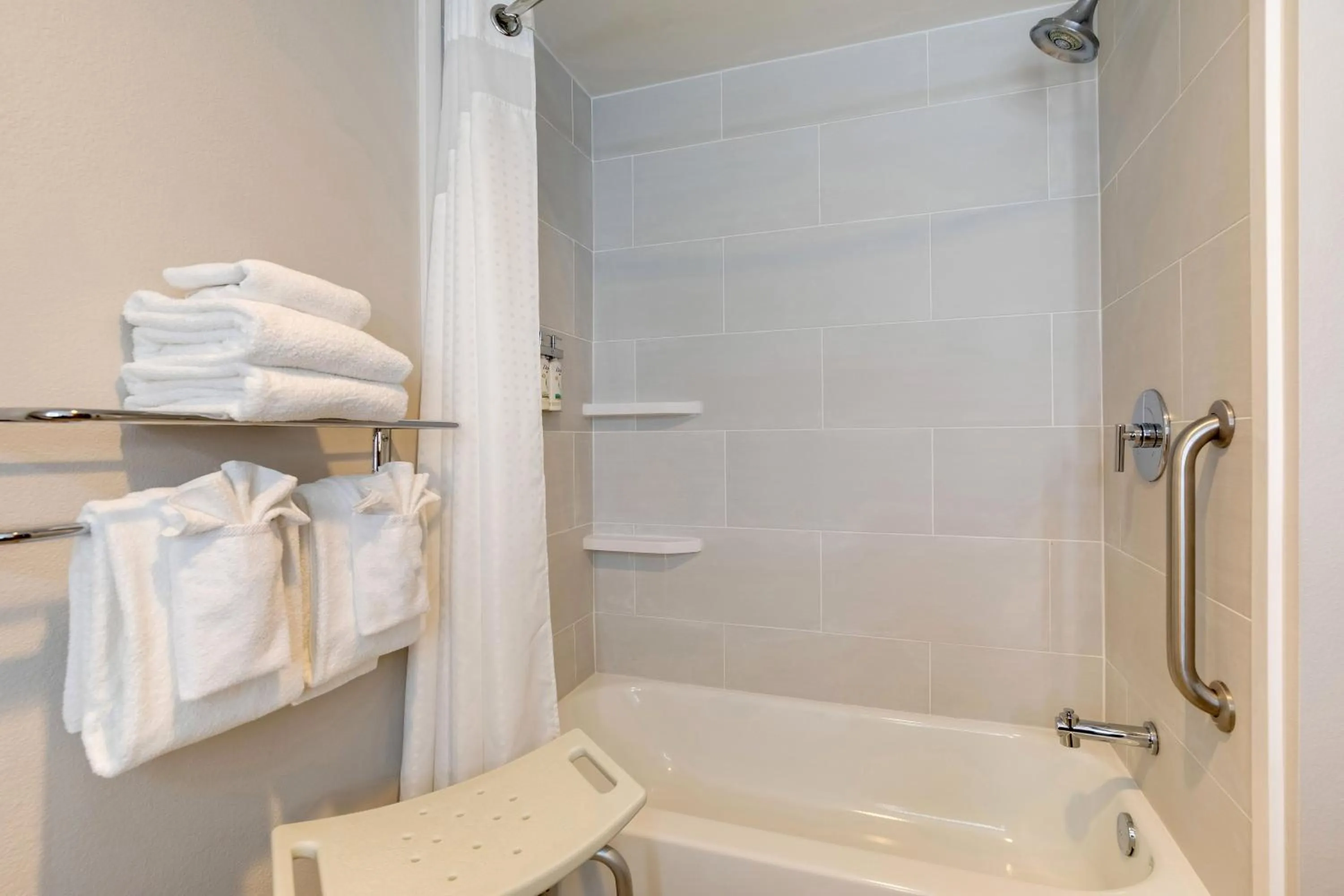 Bathroom in Holiday Inn Express I-95 Capitol Beltway - Largo by IHG