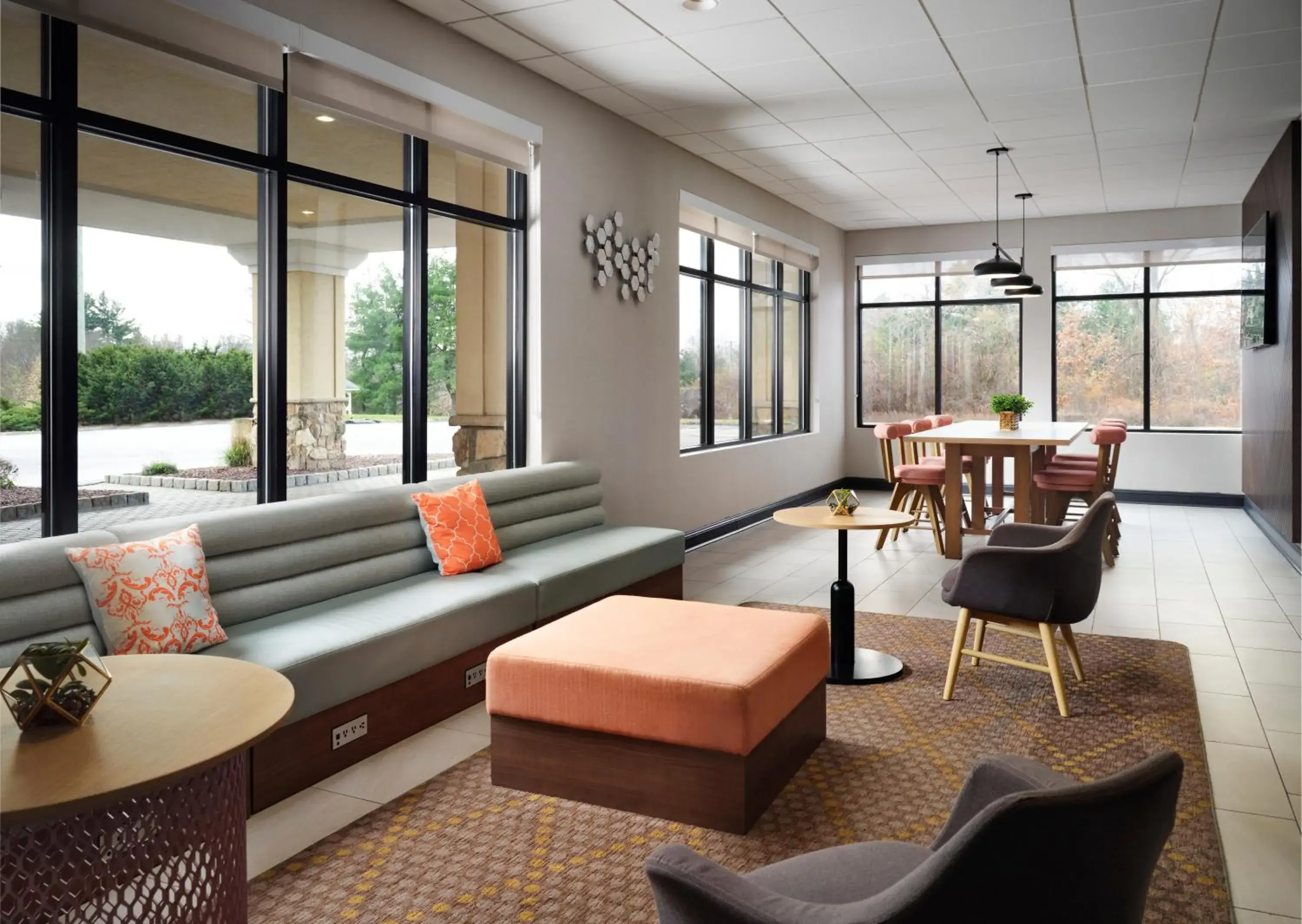 Lounge or bar, Seating Area in Holiday Inn & Suites Marlborough, an IHG Hotel 
