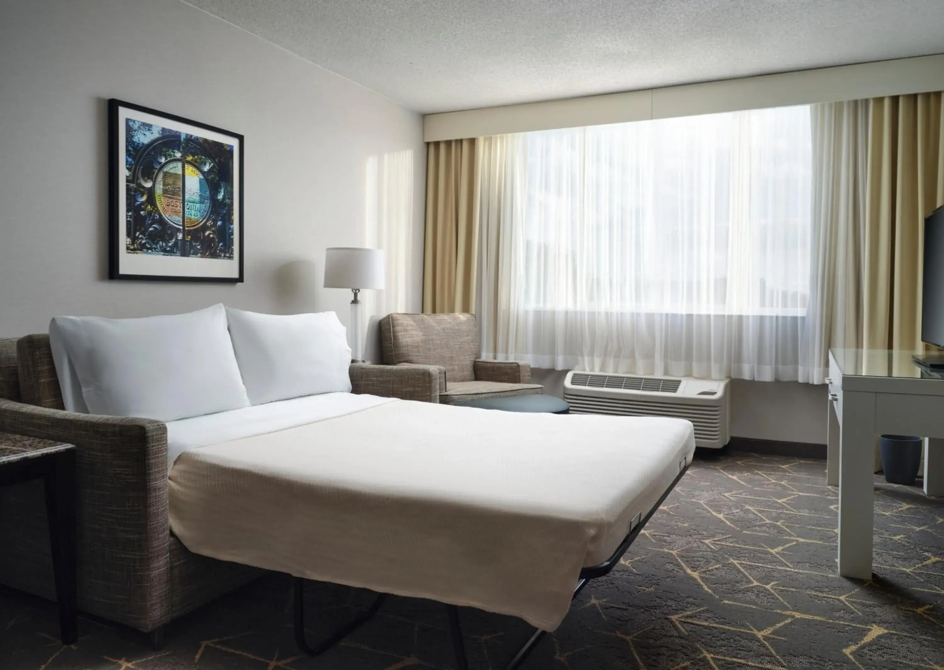 Living room, Bed in Holiday Inn & Suites Marlborough, an IHG Hotel 