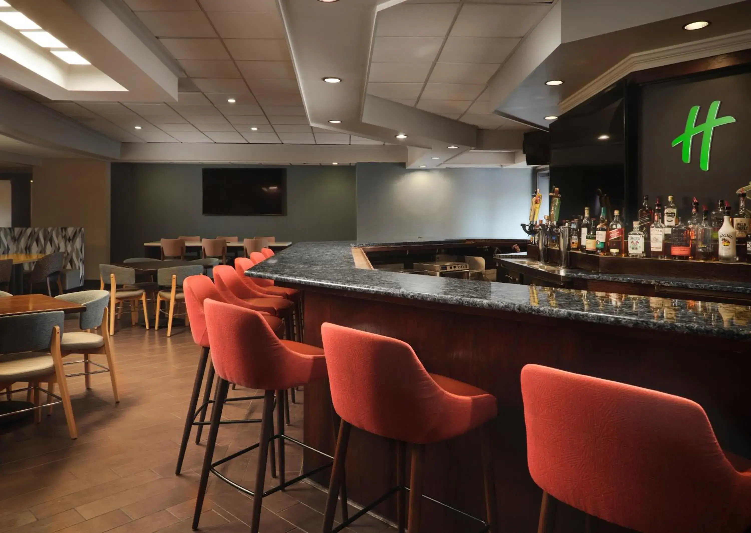 Dining area, Lounge/Bar in Holiday Inn & Suites Marlborough, an IHG Hotel 