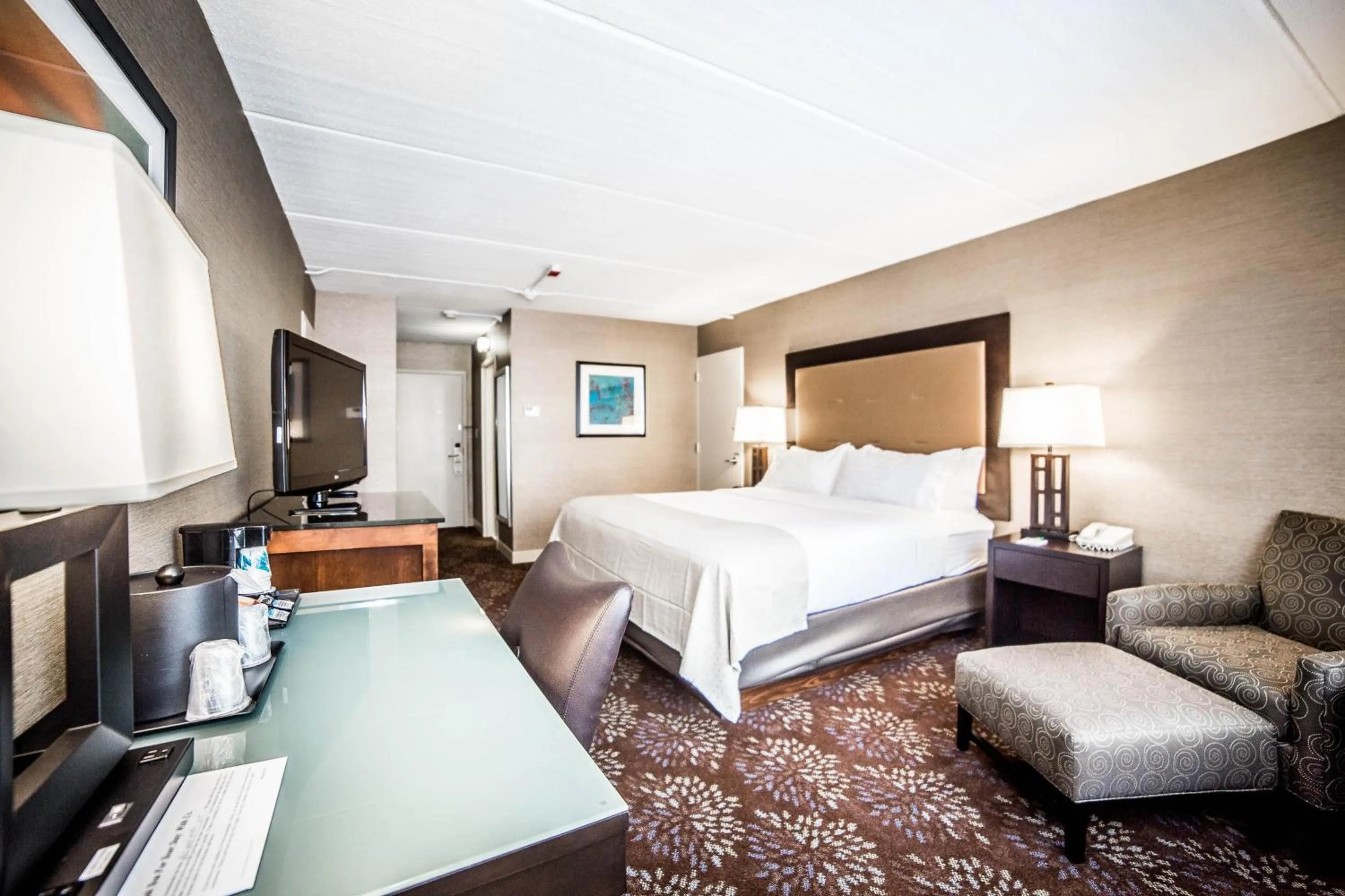 Photo of the whole room, Bed in Holiday Inn South Kingstown-Newport Area by IHG