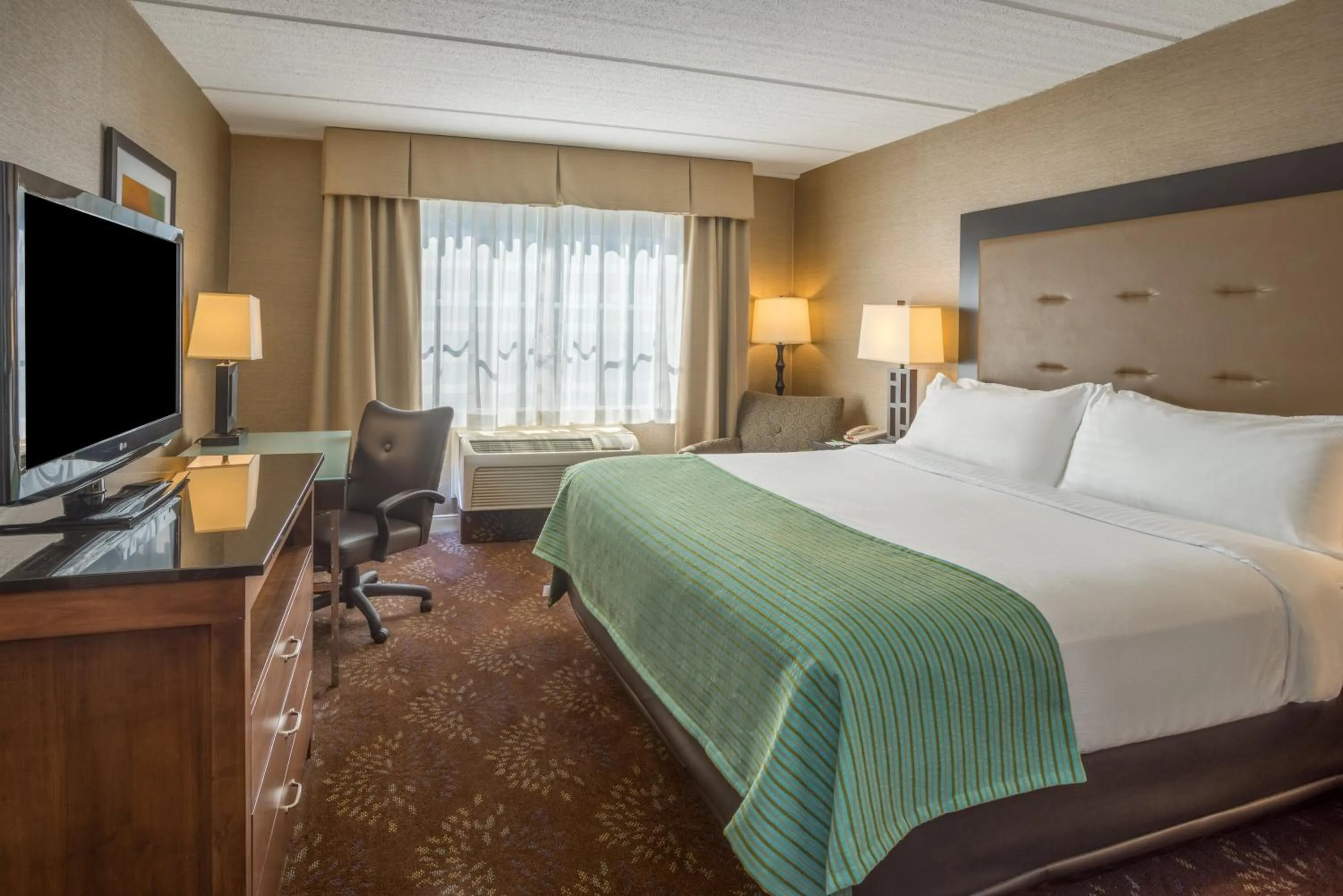 Photo of the whole room, Bed in Holiday Inn South Kingstown-Newport Area by IHG