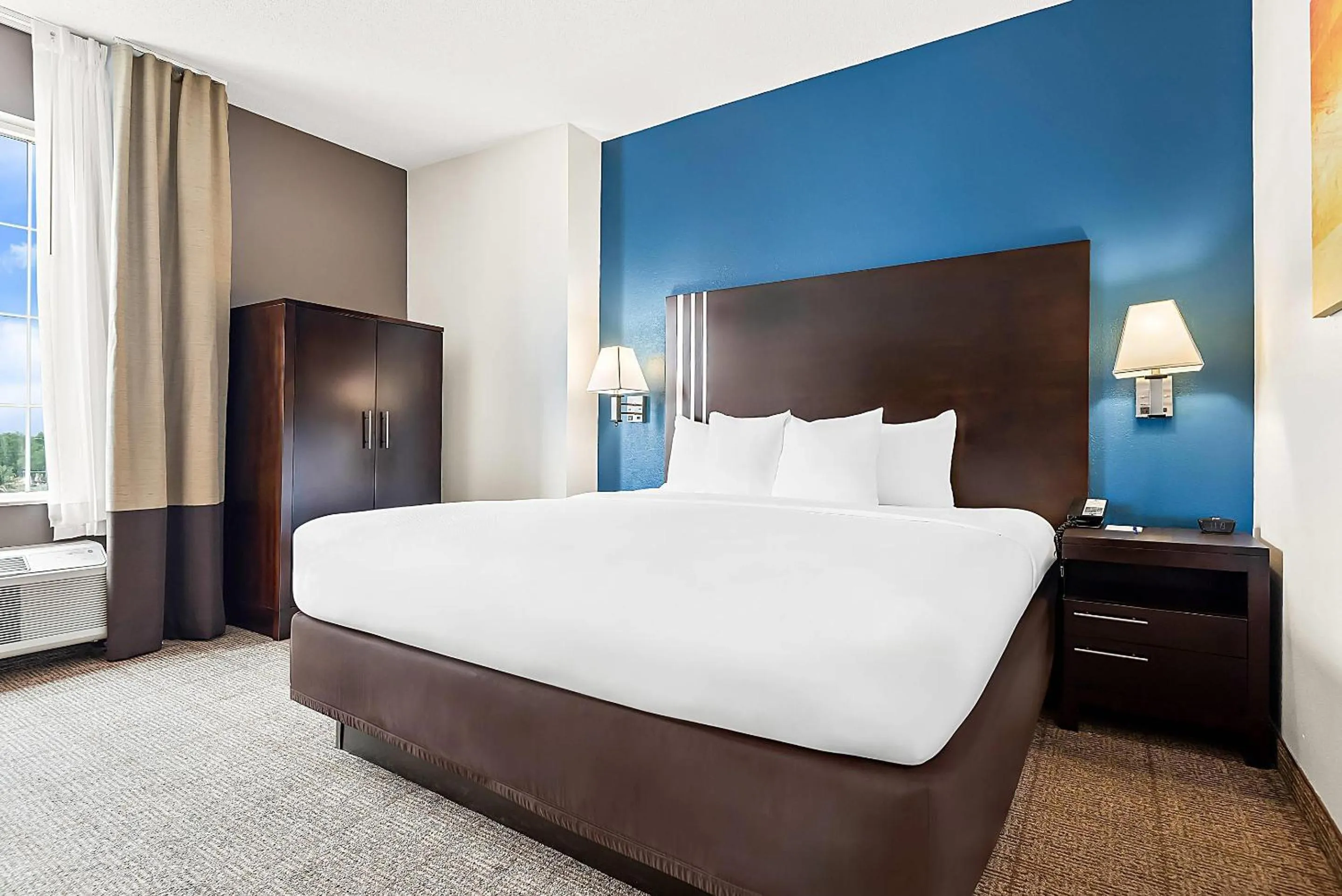 Bedroom, Bed in Comfort Suites New Orleans East