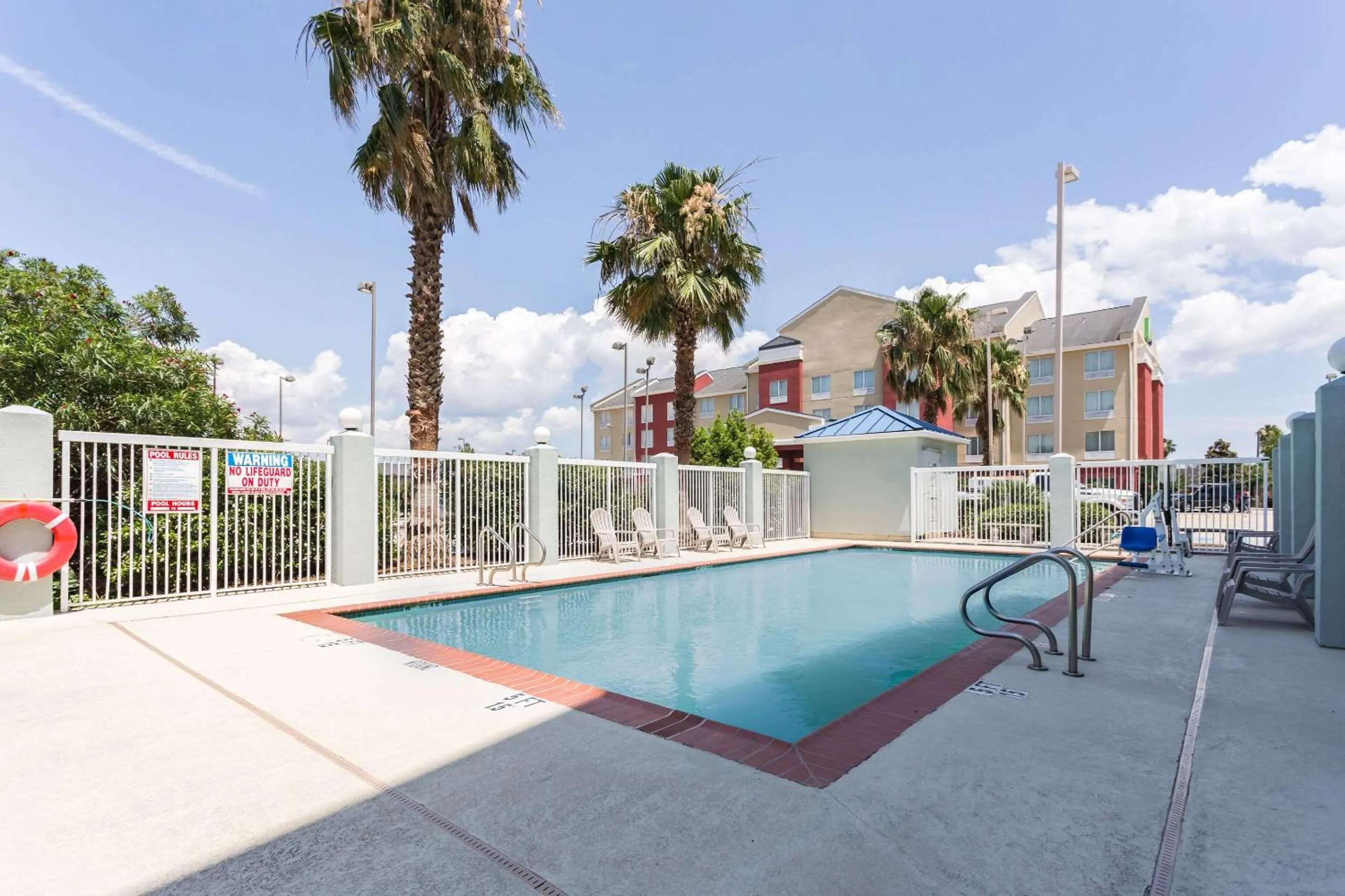 Swimming pool in Comfort Suites New Orleans East