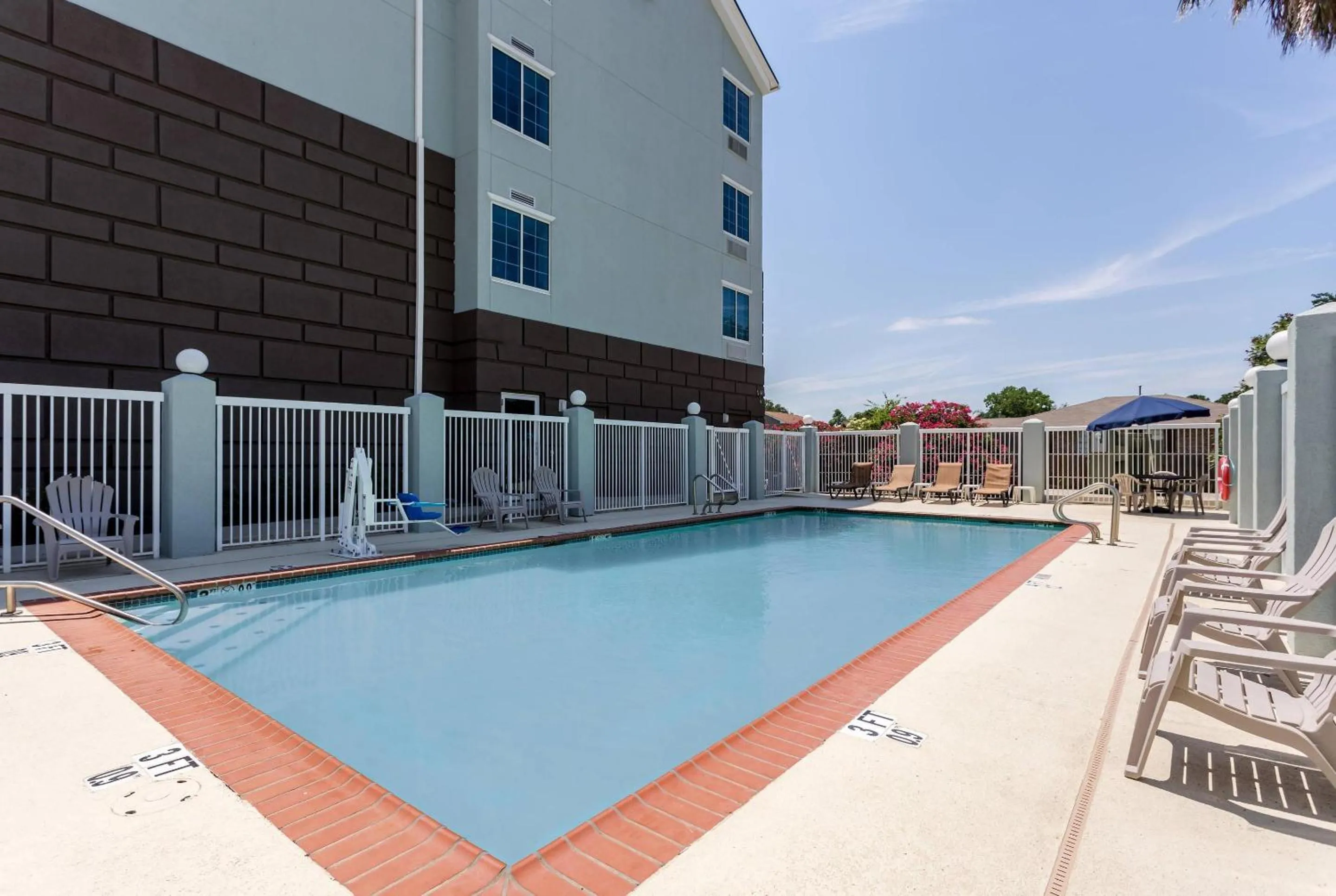 Swimming pool in Comfort Suites New Orleans East