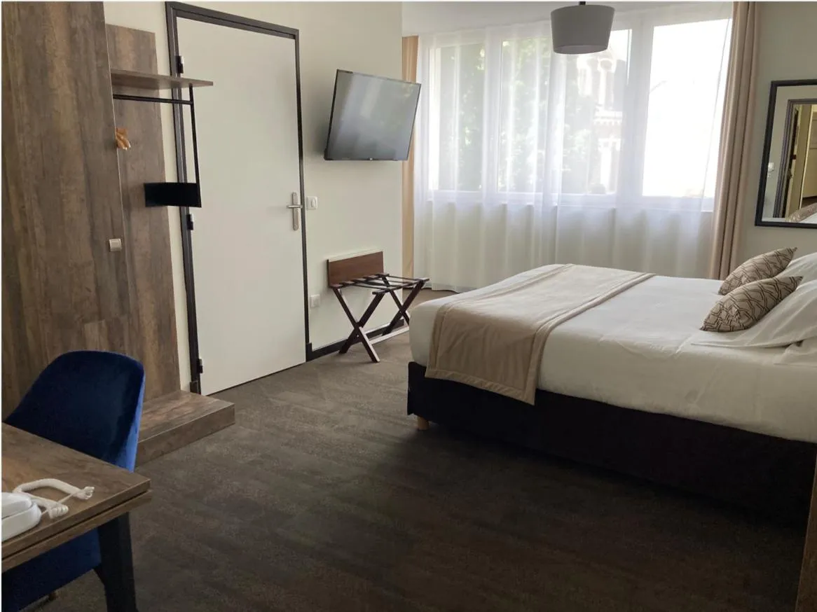 Bed in Logis Hôtel & Restaurant - Le Mouton Blanc