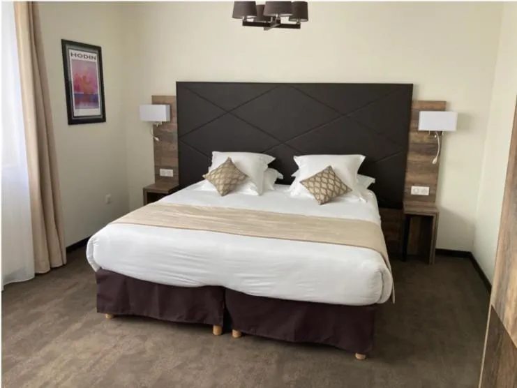 Bed in Logis Hôtel & Restaurant - Le Mouton Blanc