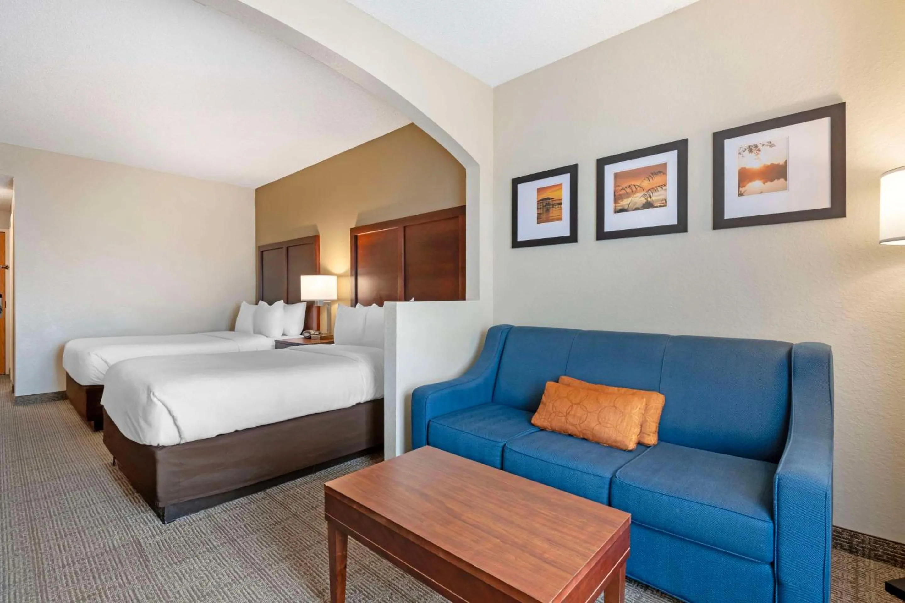 Bedroom, Bed in Comfort Suites Downtown