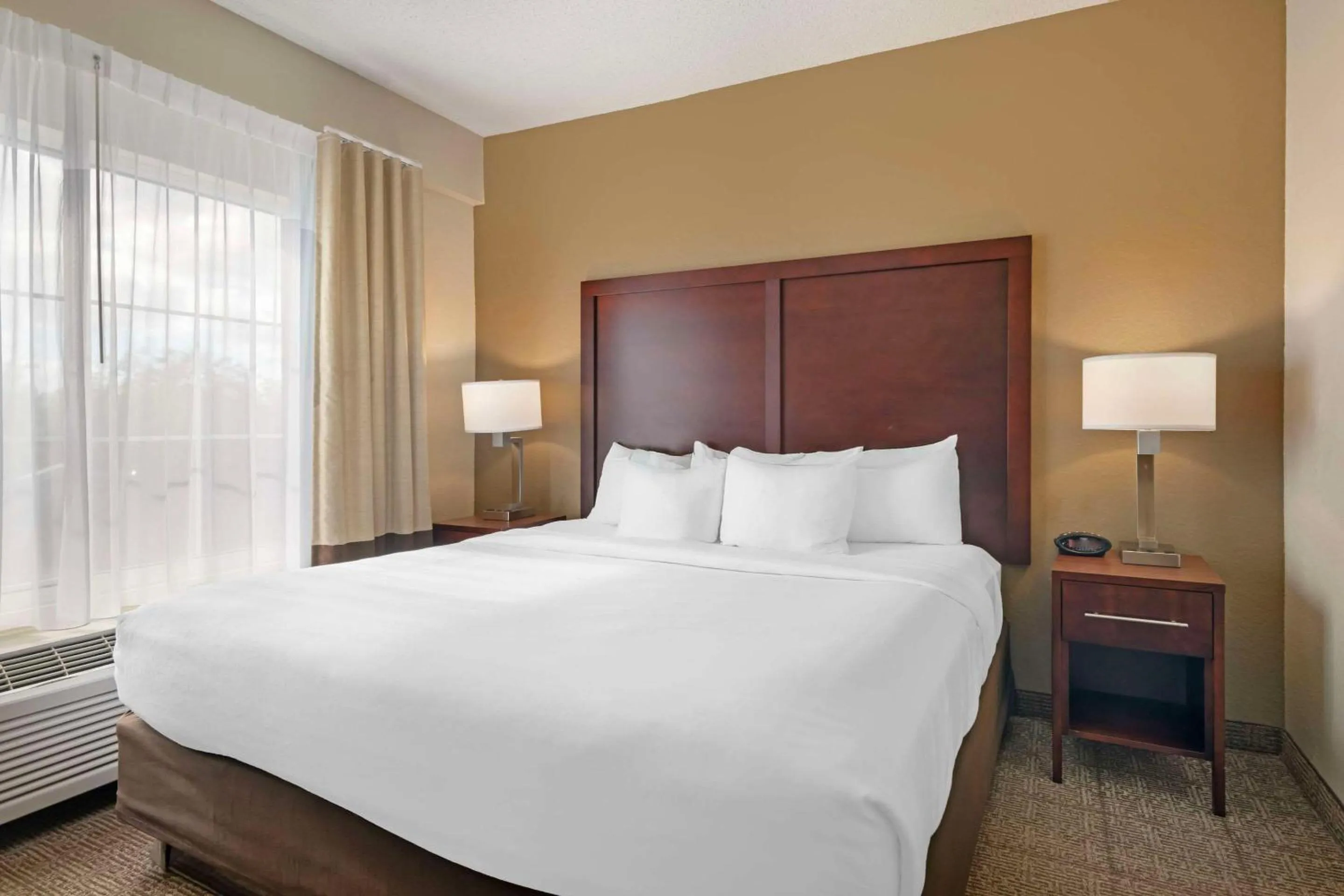 Bedroom, Bed in Comfort Suites Downtown