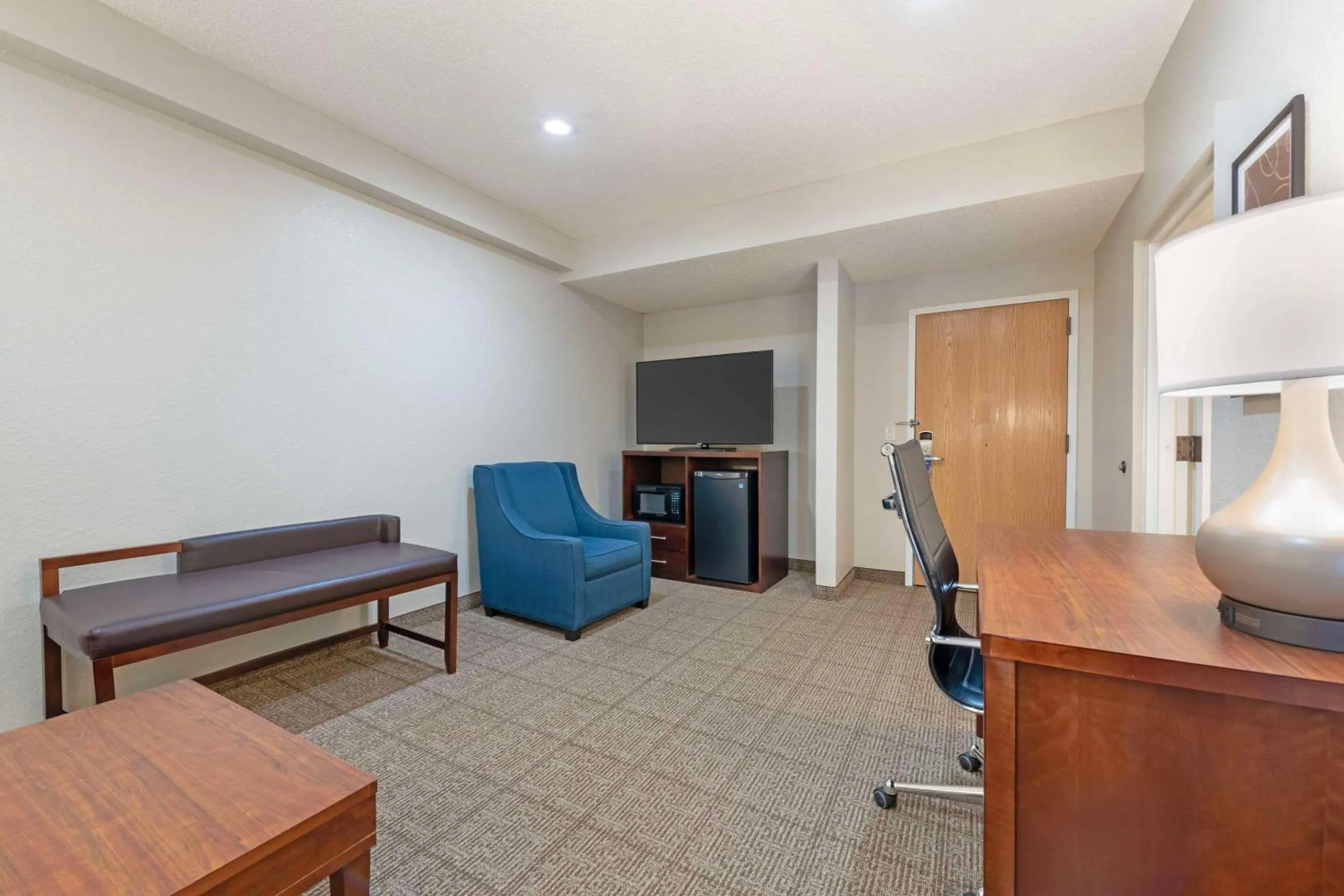 Bedroom in Comfort Suites Downtown