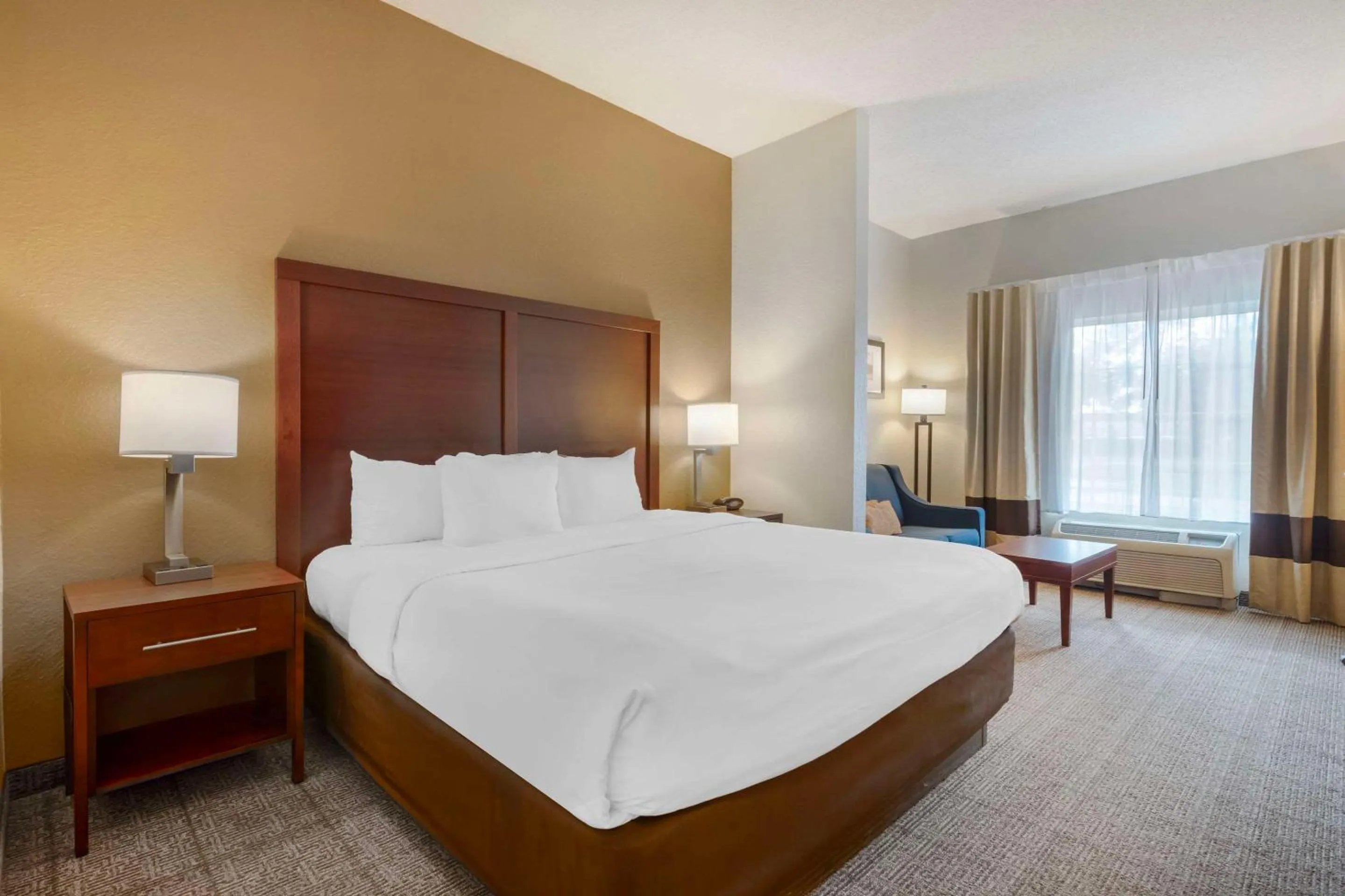 Bedroom, Bed in Comfort Suites Downtown