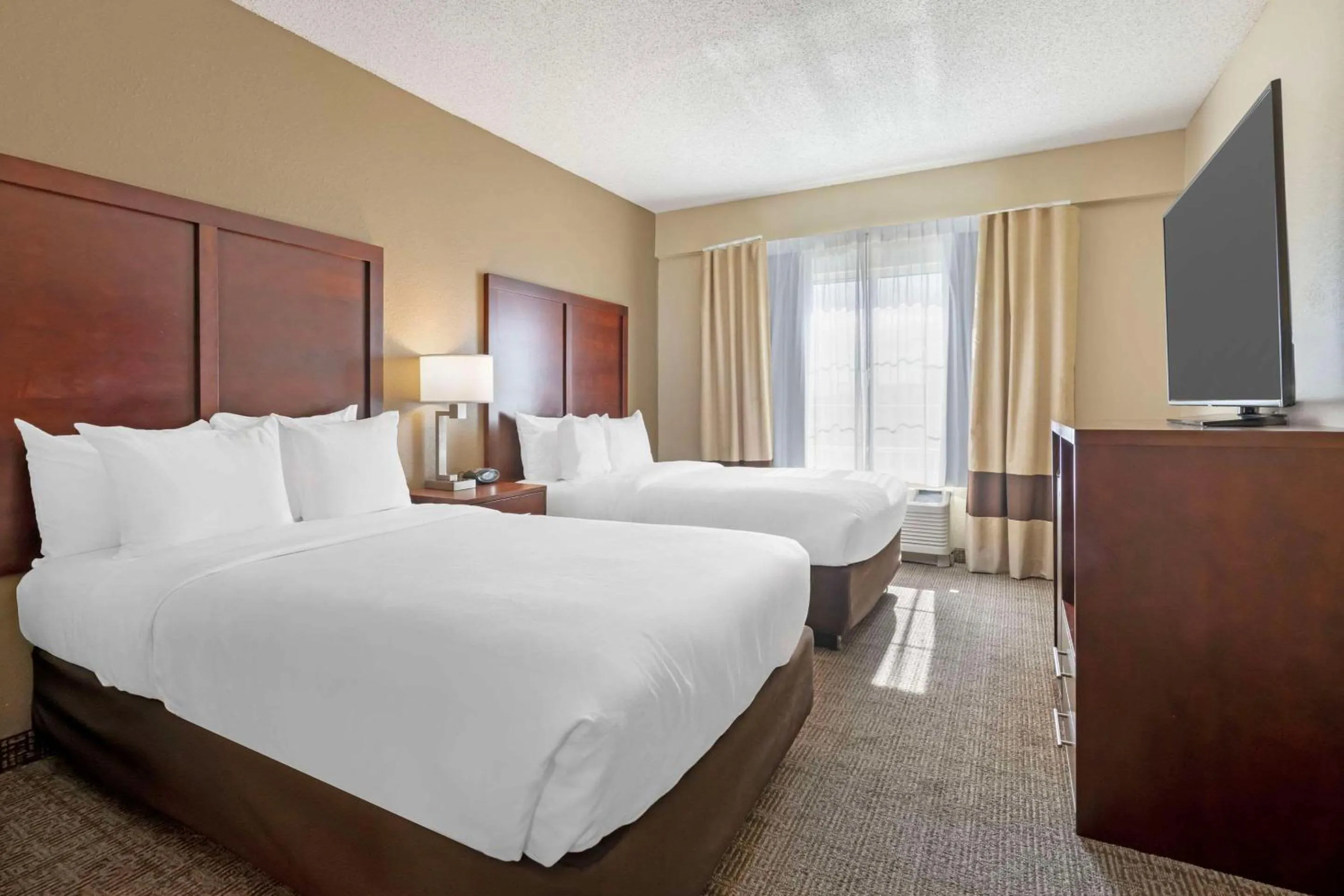 Bedroom, Bed in Comfort Suites Downtown