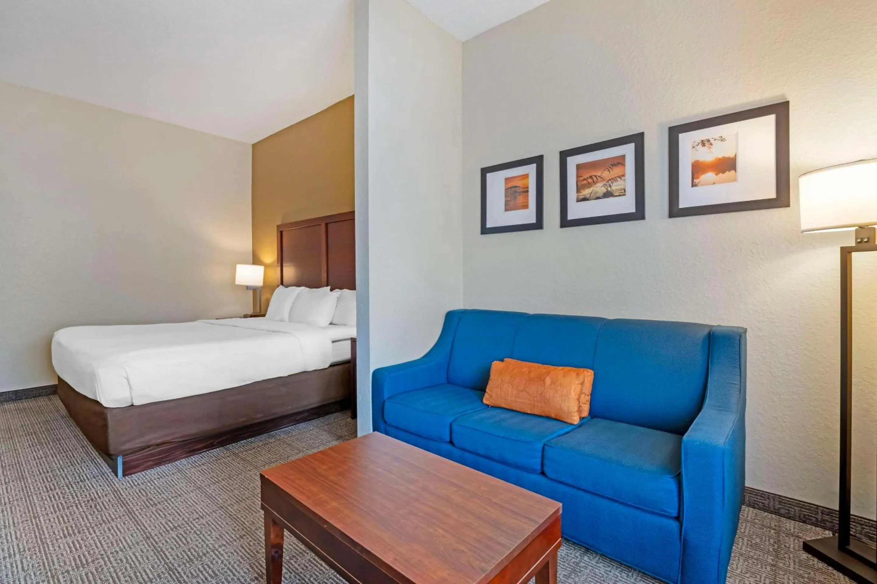 Bedroom, Bed in Comfort Suites Downtown