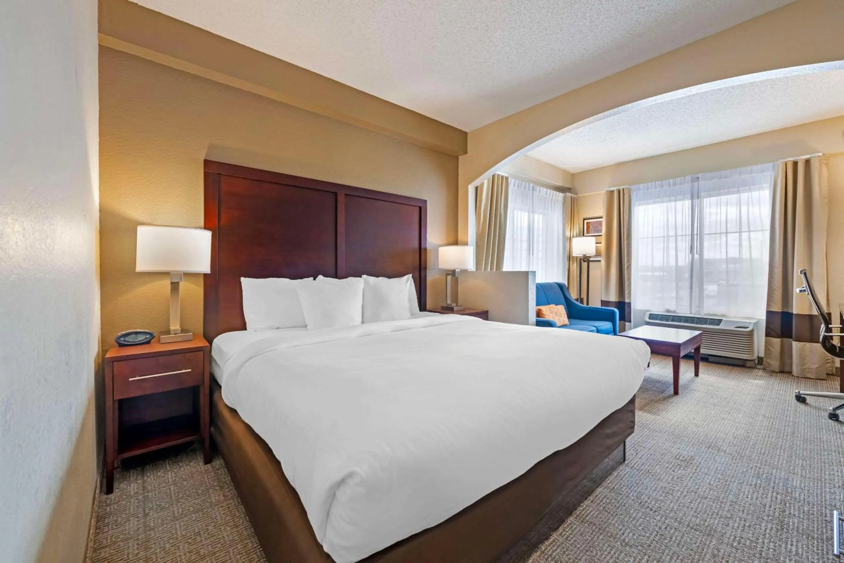 Bedroom, Bed in Comfort Suites Downtown