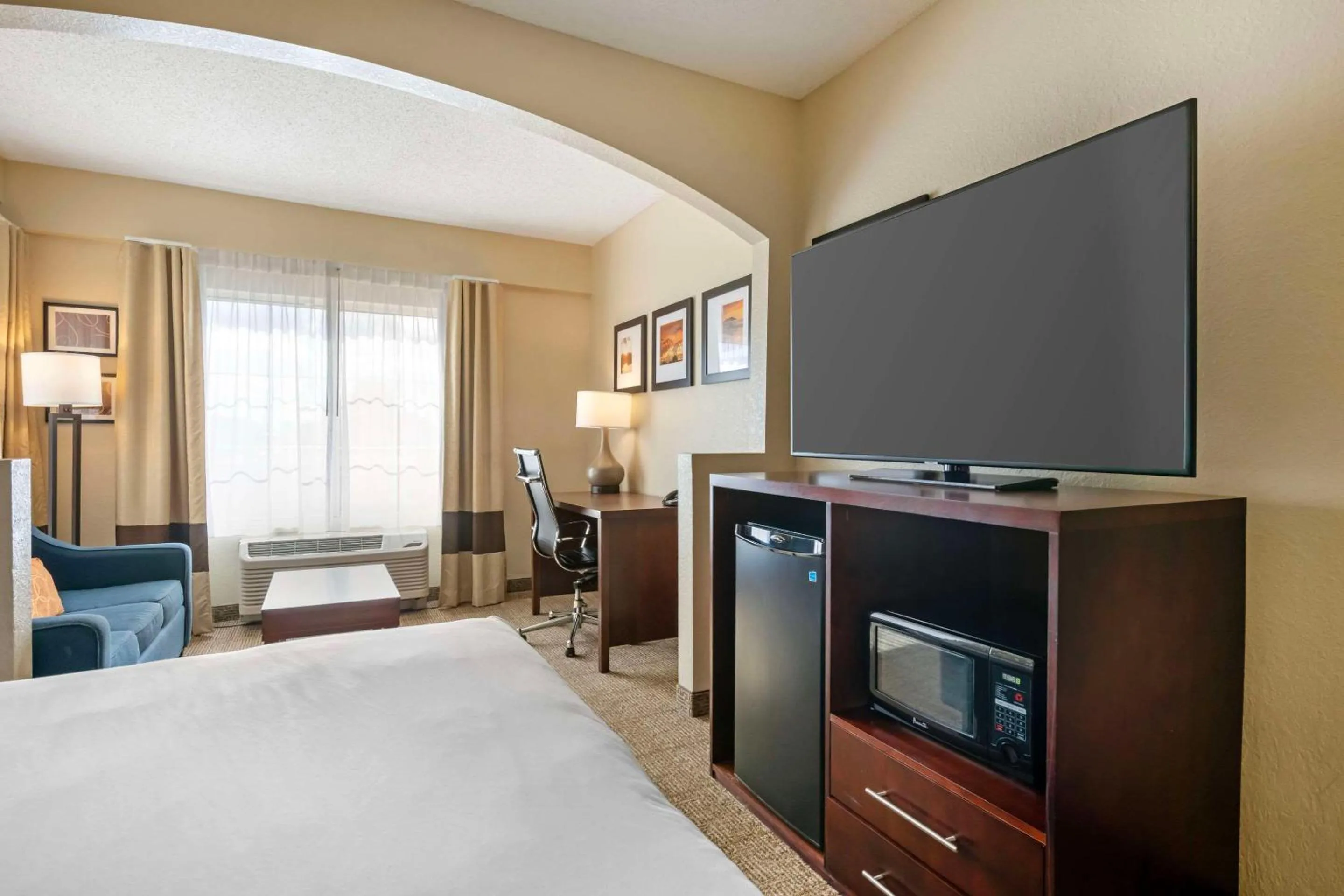 Bedroom, Bed in Comfort Suites Downtown