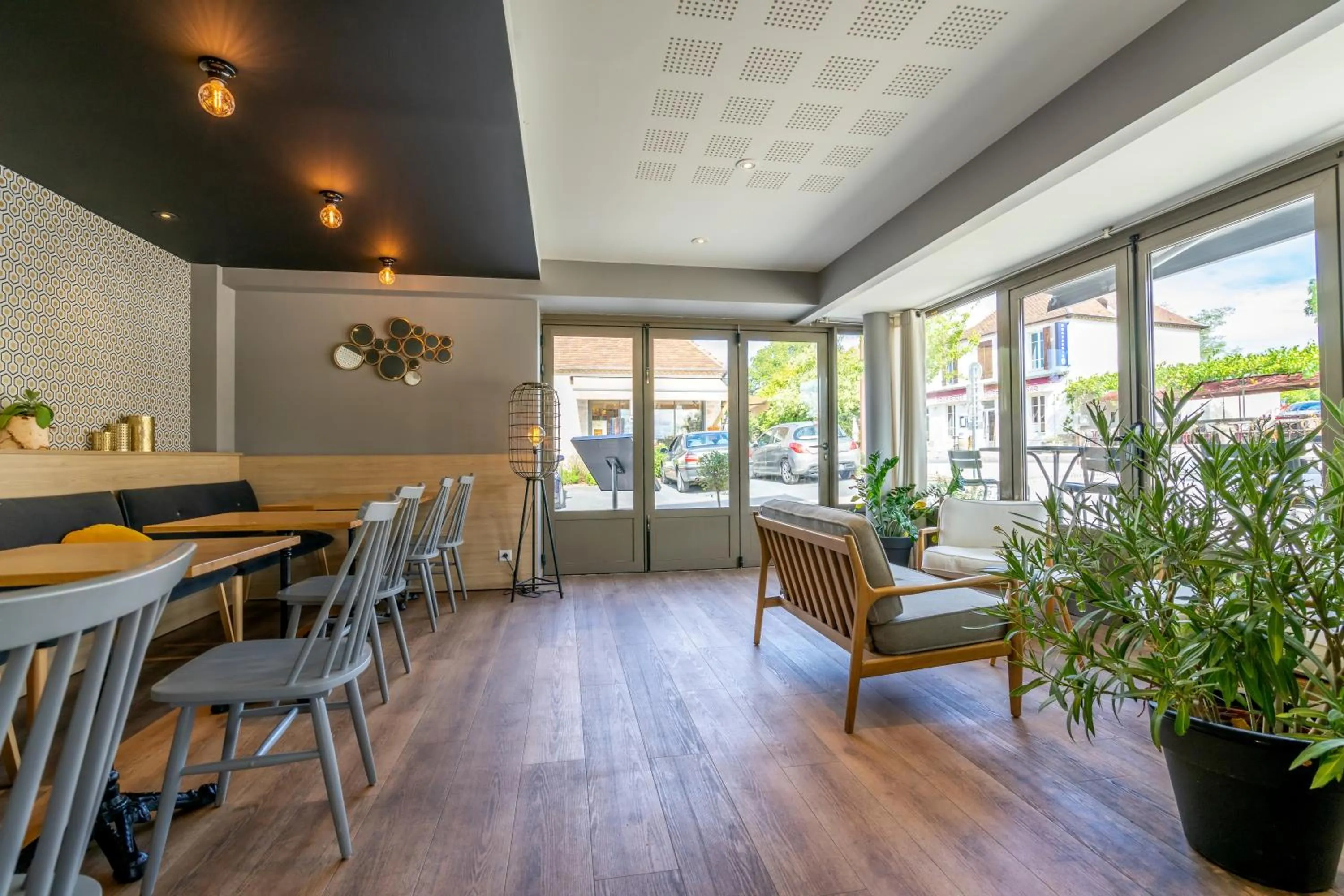 Lounge or bar in Logis Hôtels - Le Belvédère - Hôtel 2 étoiles et Restaurant