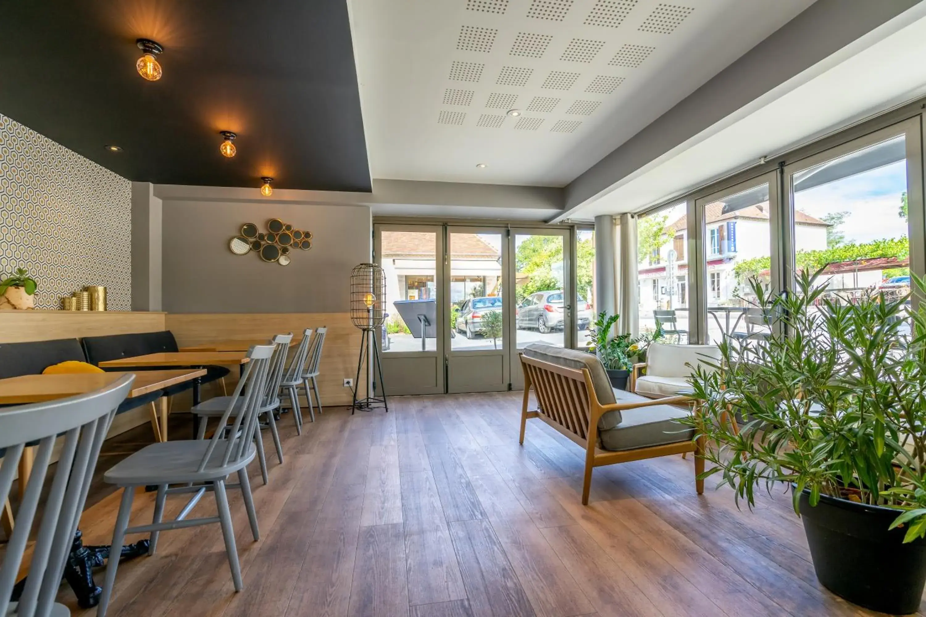 Lounge or bar in Logis Hôtels - Le Belvédère - Hôtel 2 étoiles et Restaurant Lounge or bar in Logis Hôtels - Le Belvédère - Hôtel 2 étoiles et Restaurant