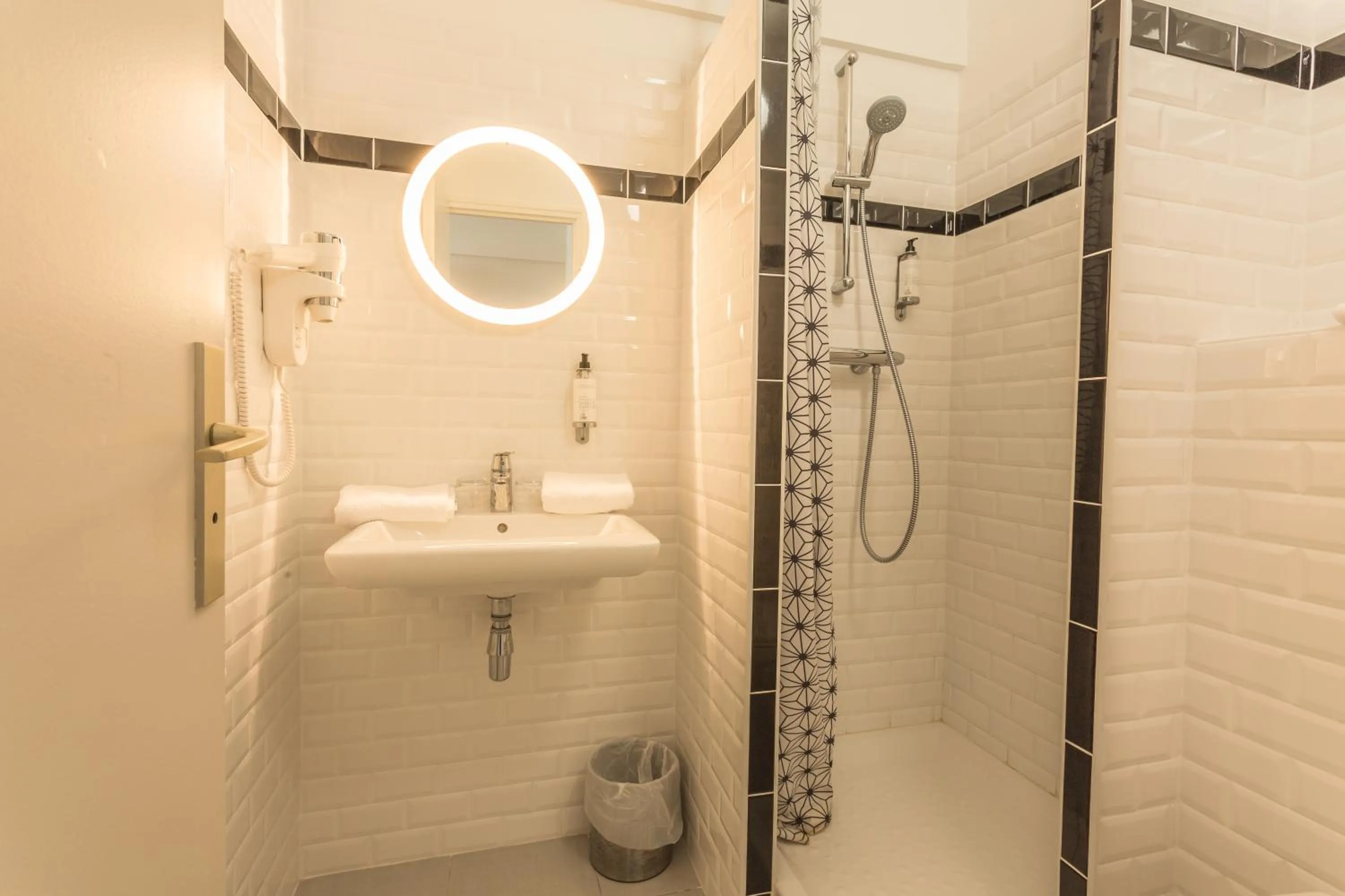 Bathroom in Logis Hôtels - Le Belvédère - Hôtel 2 étoiles et Restaurant