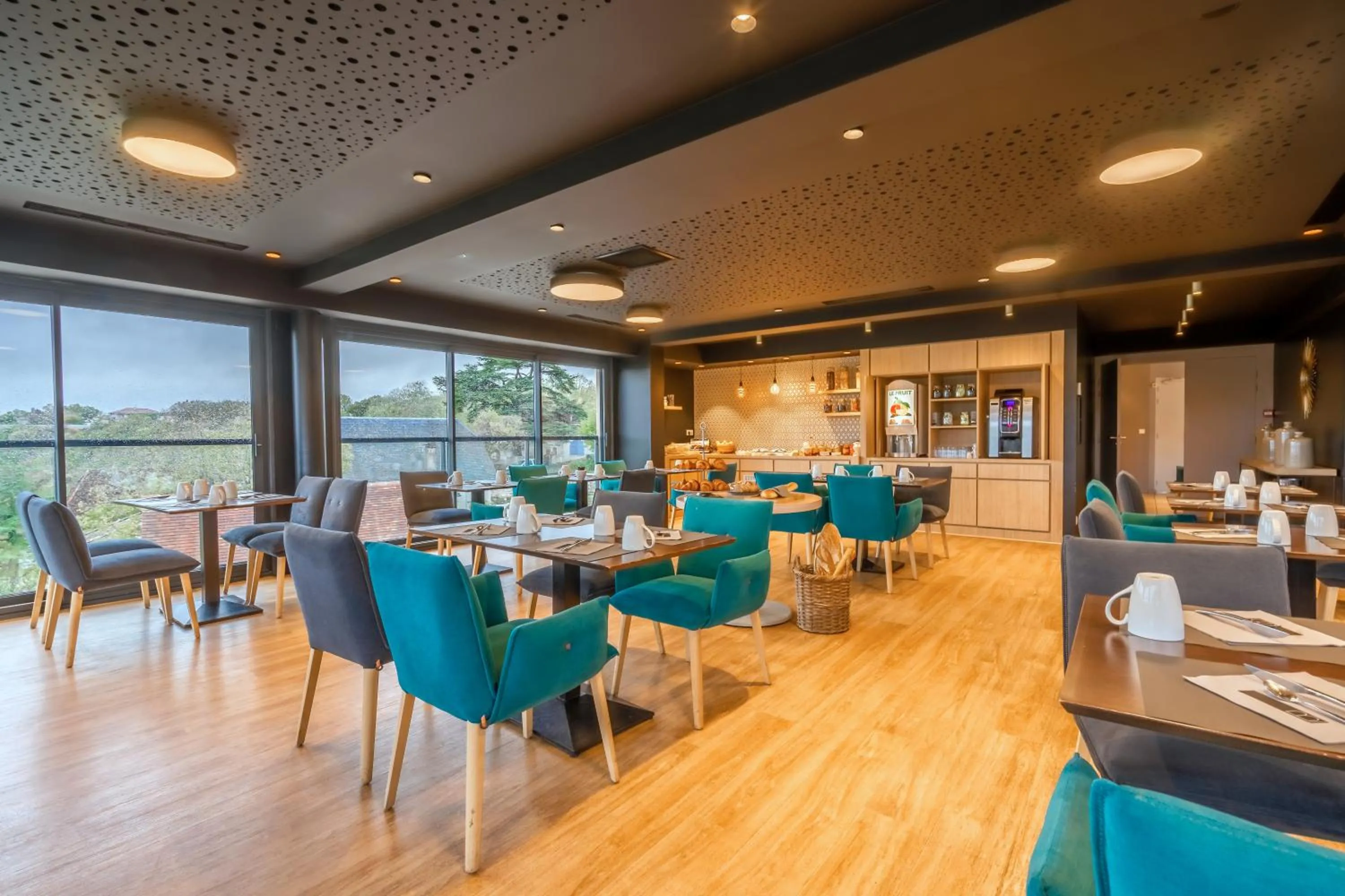 Buffet breakfast in Logis Hôtels - Le Belvédère - Hôtel 2 étoiles et Restaurant