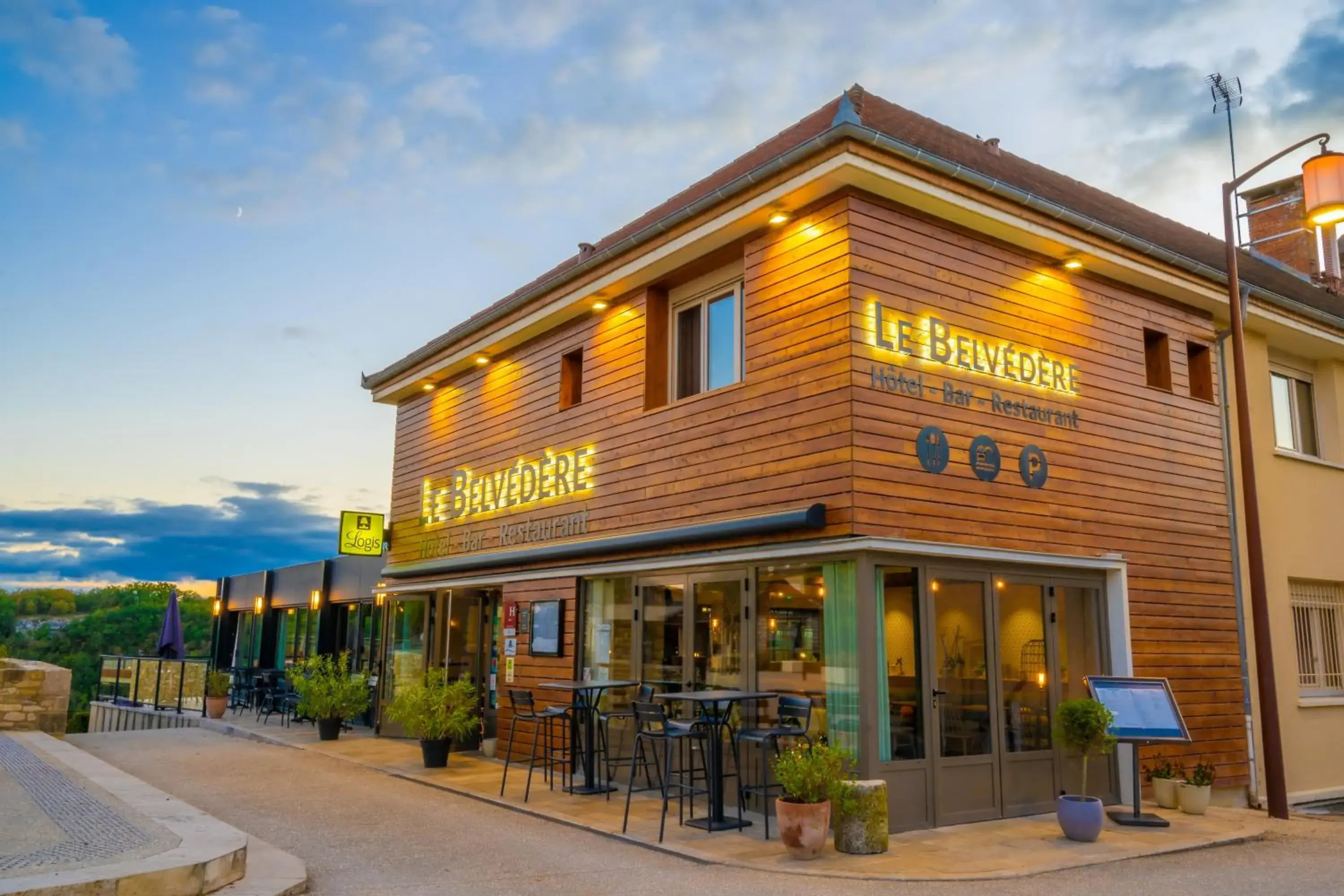 Property building in Logis Hôtels - Le Belvédère - Hôtel 2 étoiles et Restaurant Property building in Logis Hôtels - Le Belvédère - Hôtel 2 étoiles et Restaurant