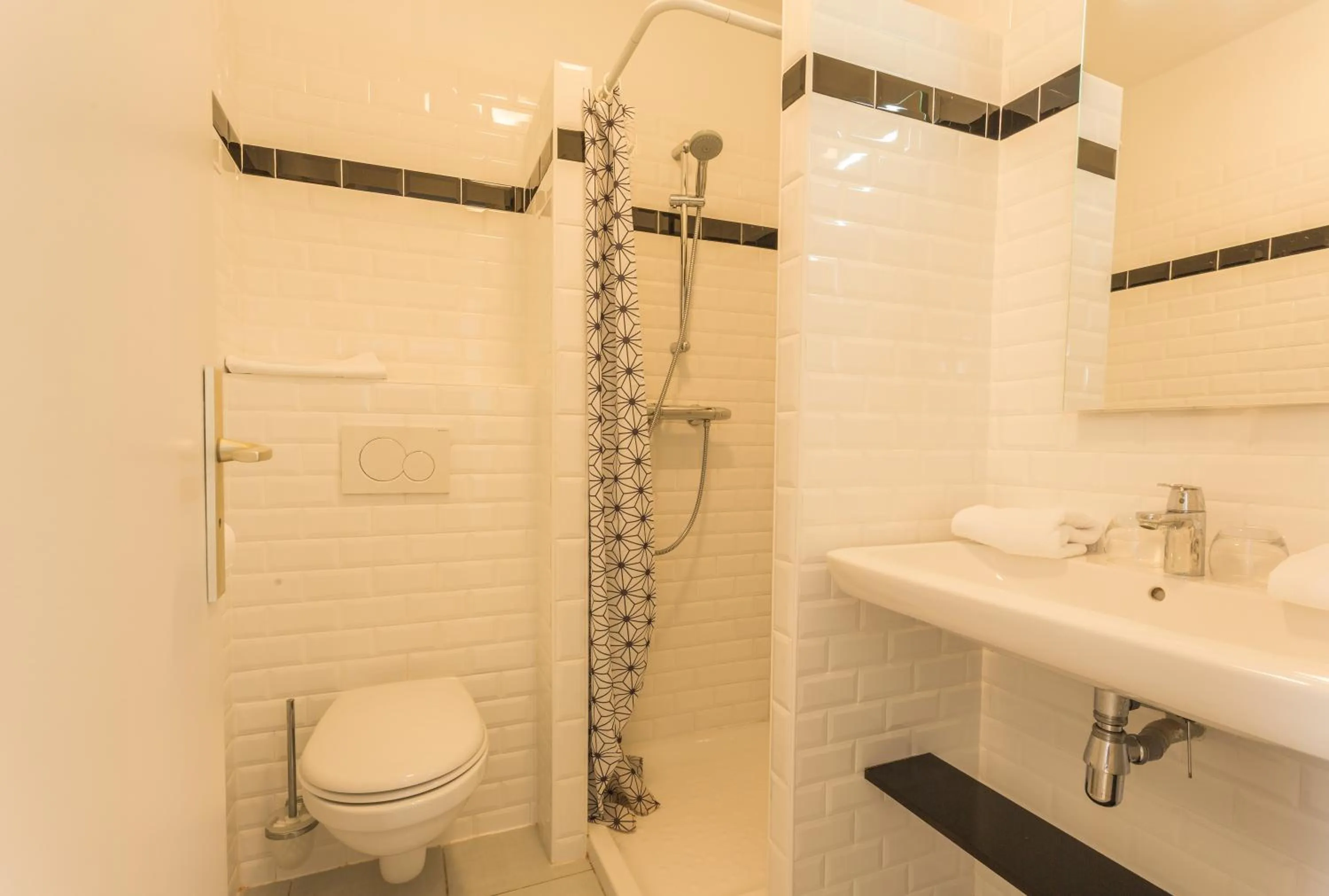 Shower in Logis Hôtels - Le Belvédère - Hôtel 2 étoiles et Restaurant