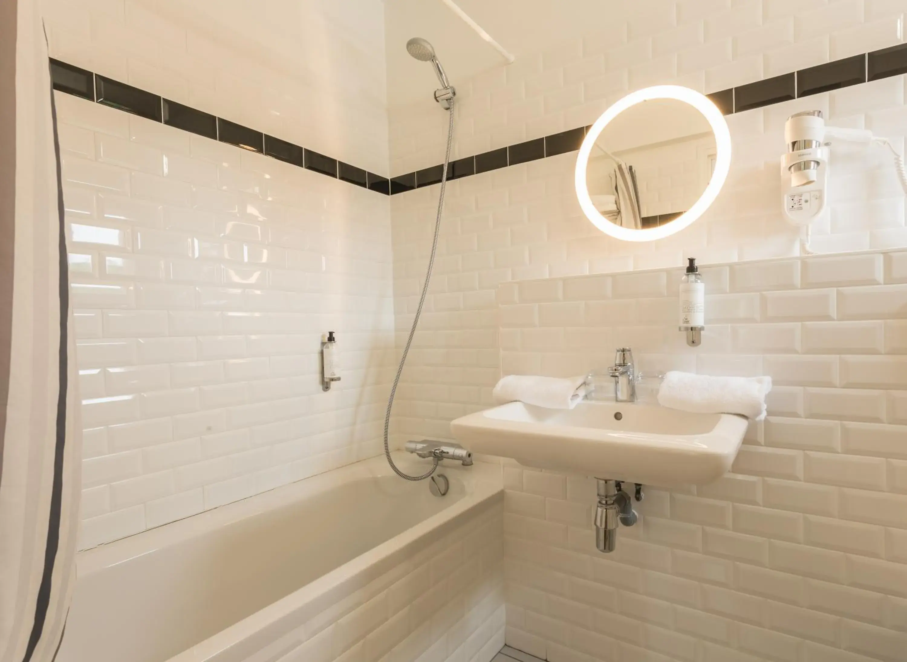 Twin Room with Bath in Logis Hôtels - Le Belvédère - Hôtel 2 étoiles et Restaurant Twin Room with Bath in Logis Hôtels - Le Belvédère - Hôtel 2 étoiles et Restaurant