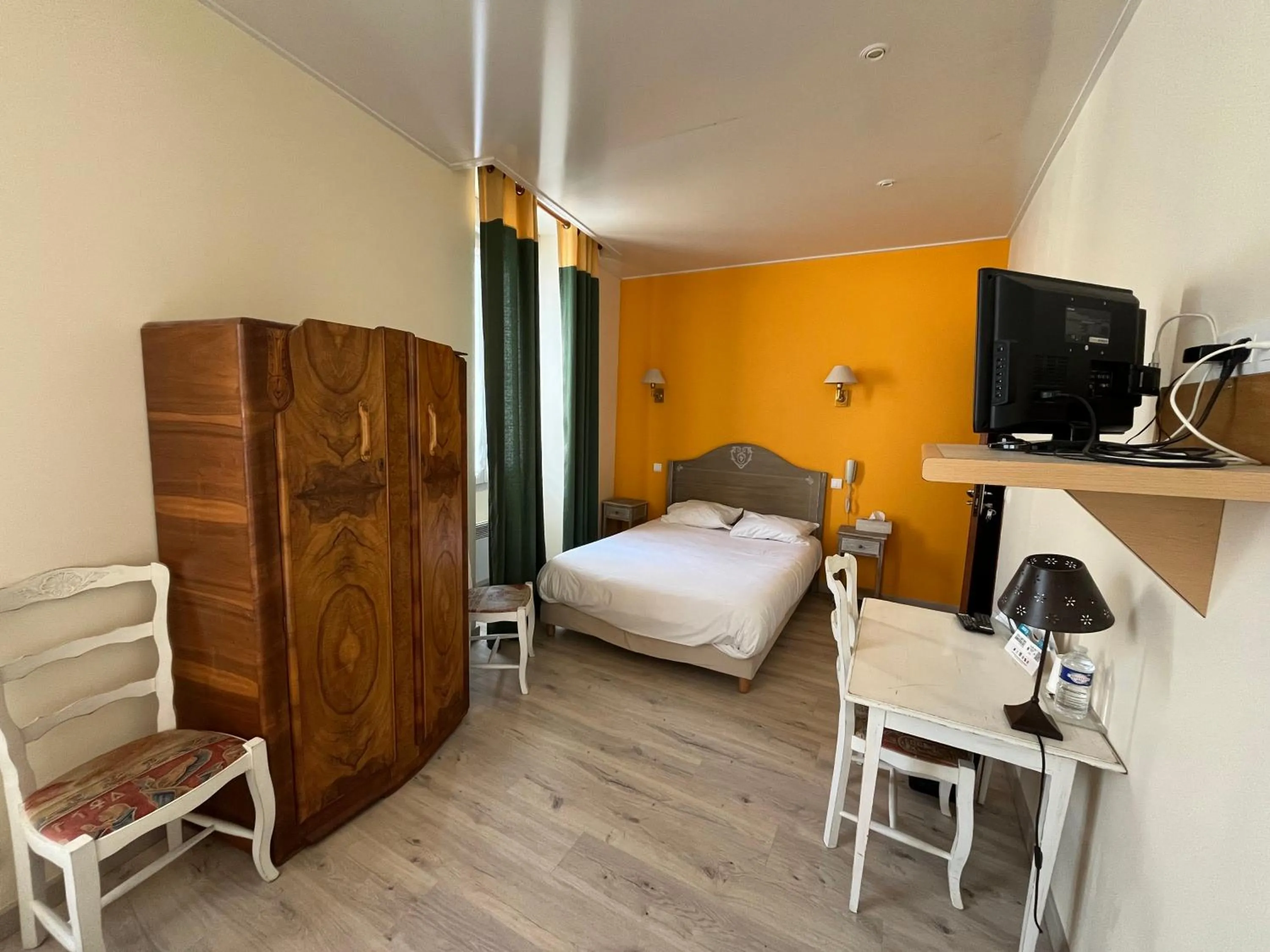 Bed in Logis Hôtel & Restaurant - Le Bretagne