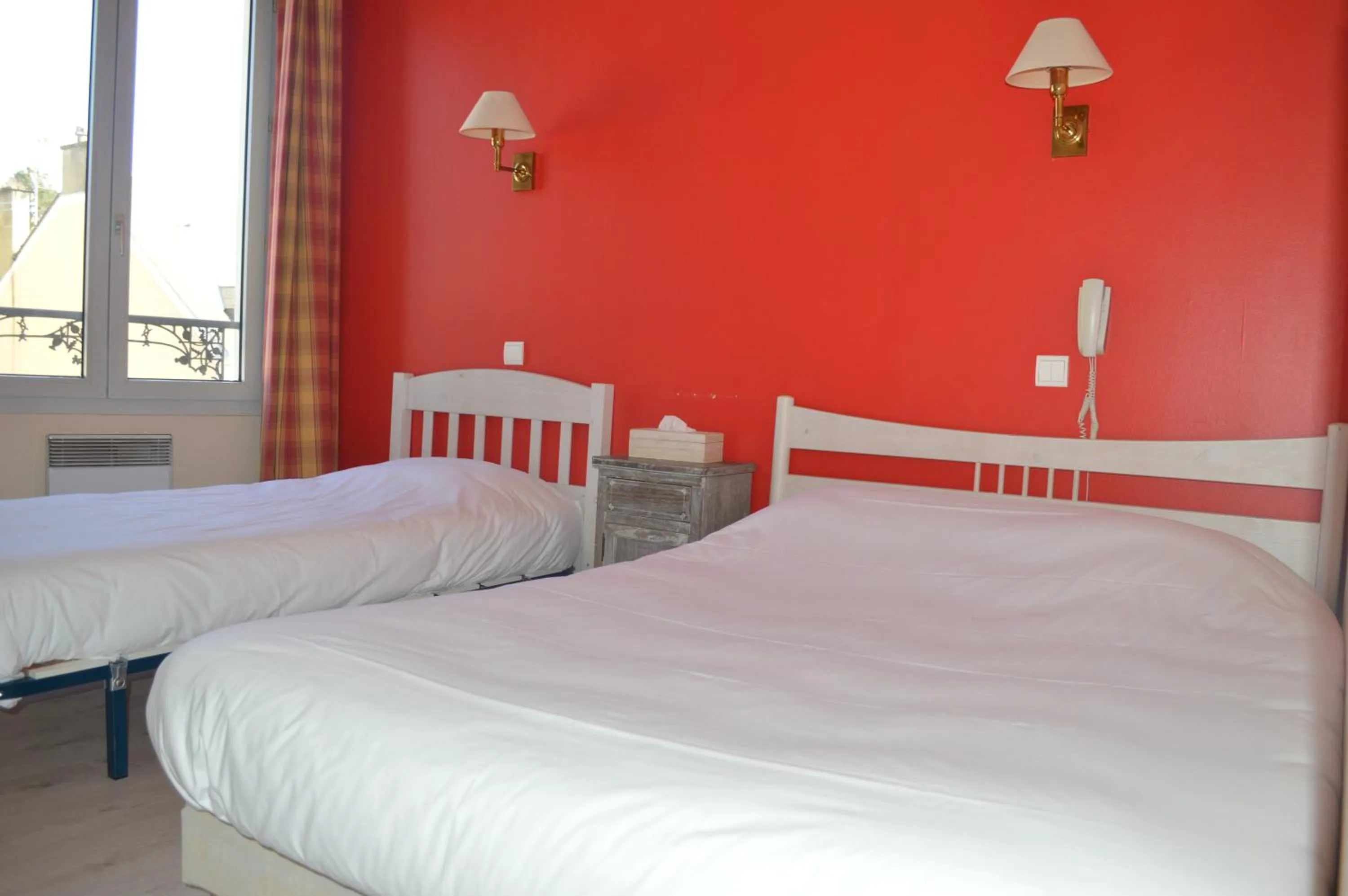 Bed in Logis Hôtel & Restaurant - Le Bretagne