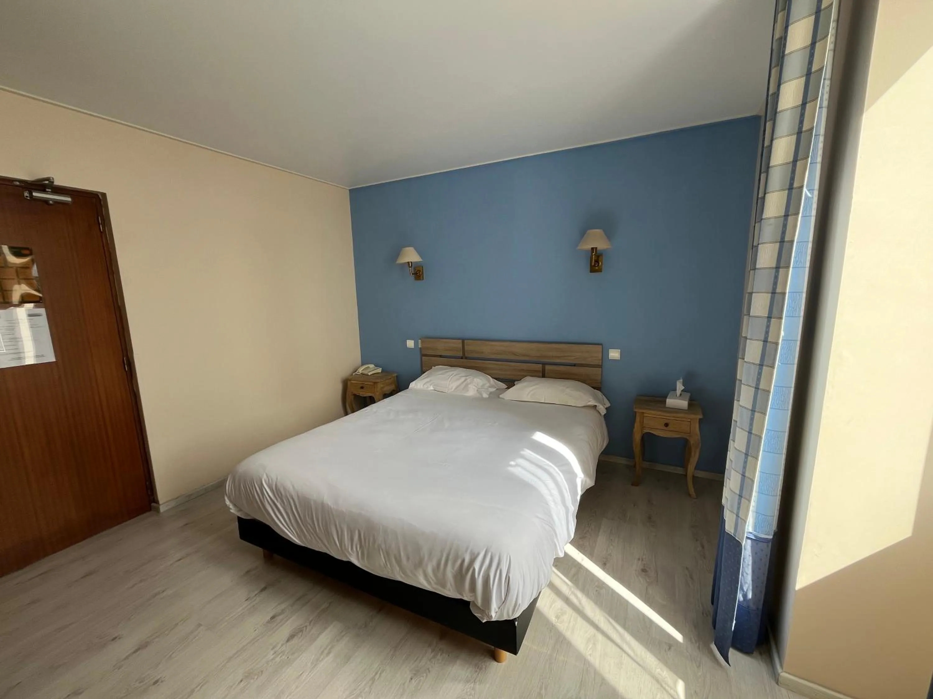 Bed in Logis Hôtel & Restaurant - Le Bretagne