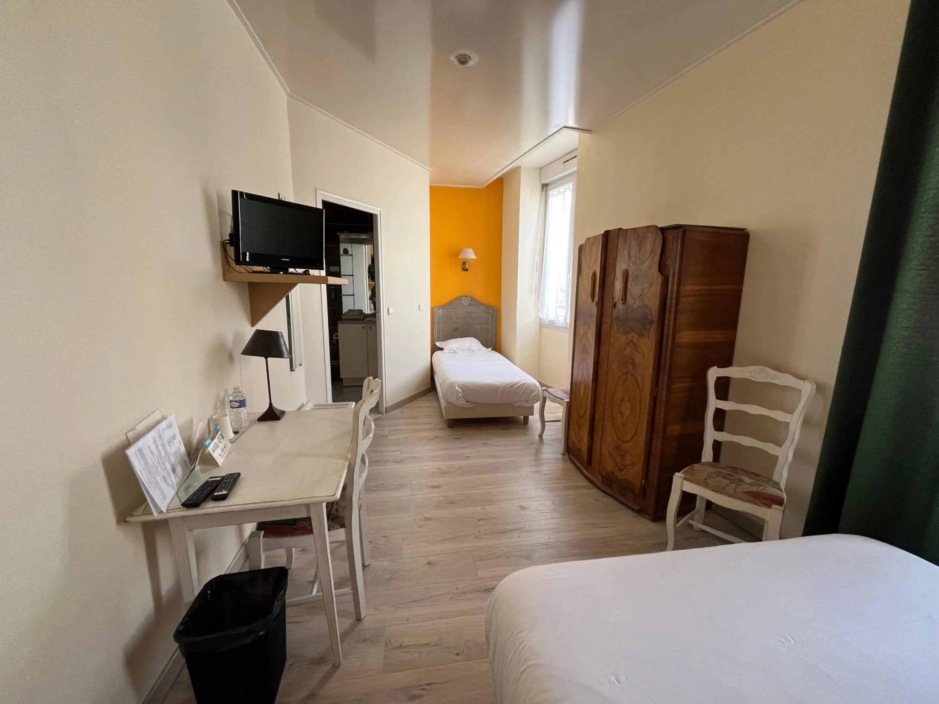 Bed in Logis Hôtel & Restaurant - Le Bretagne