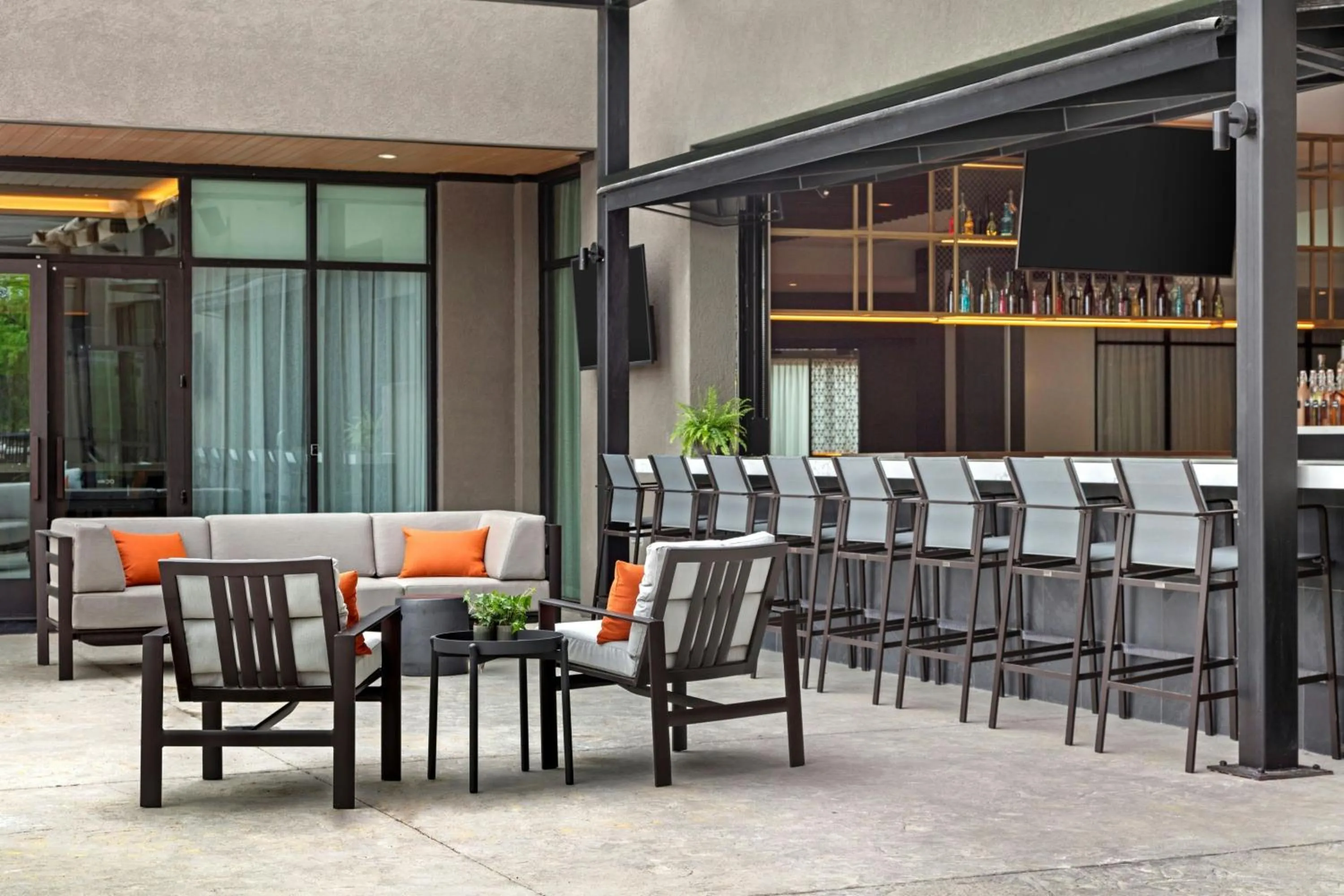 Swimming pool in Marriott San Antonio Airport