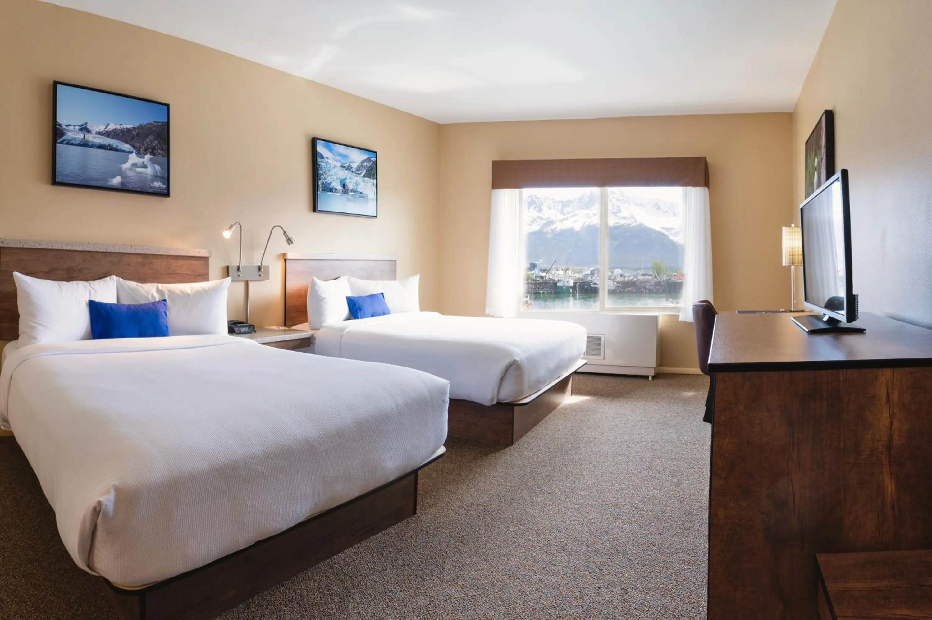 Photo of the whole room, Bed in Harbor 360 Hotel Seward