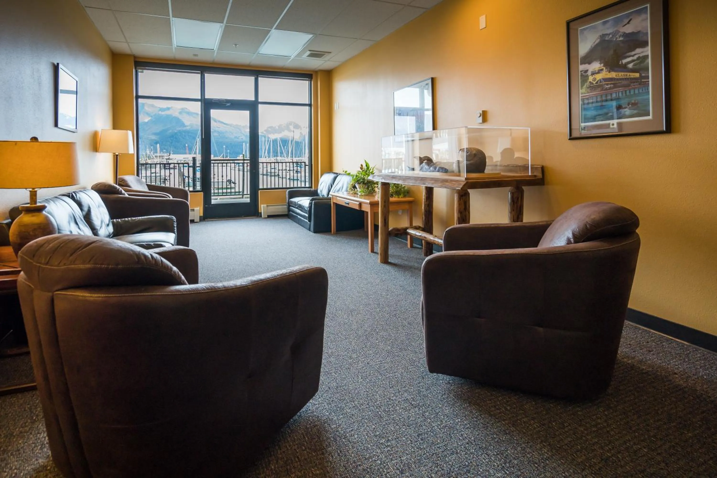 Communal lounge/ TV room in Harbor 360 Hotel Seward