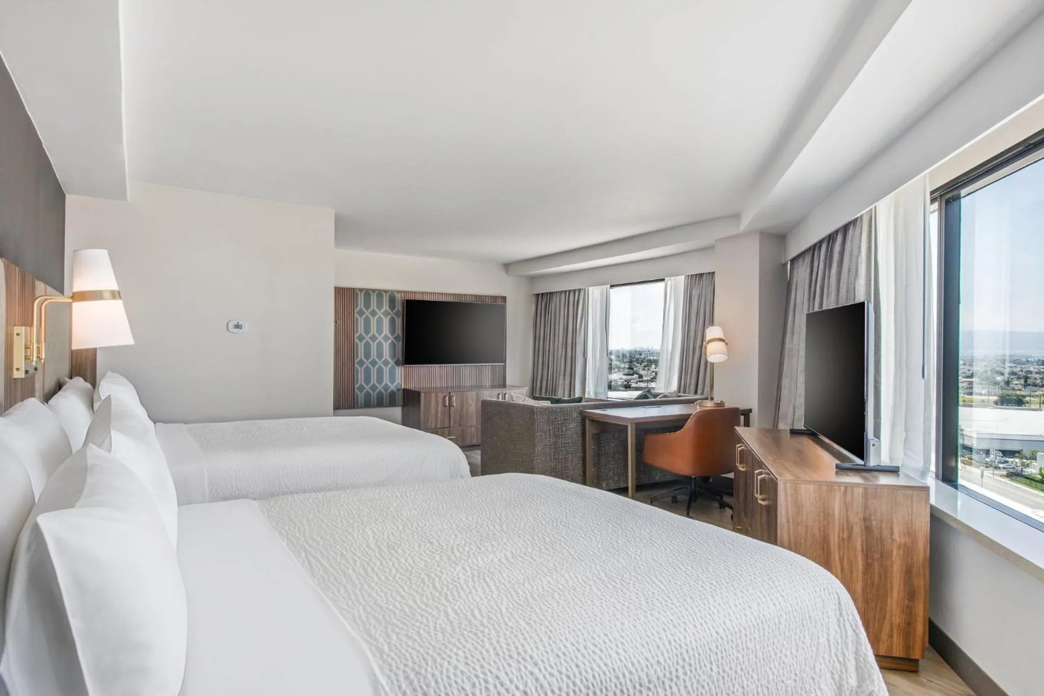 Photo of the whole room, Bed in Holiday Inn Los Angeles Gateway-Torrance by IHG