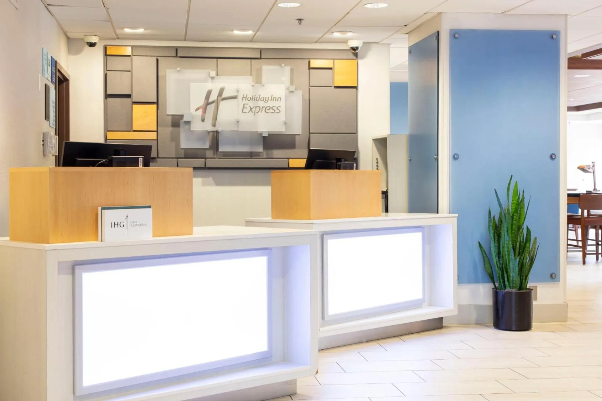 Lobby or reception in Holiday Inn Express - San Antonio Airport by IHG