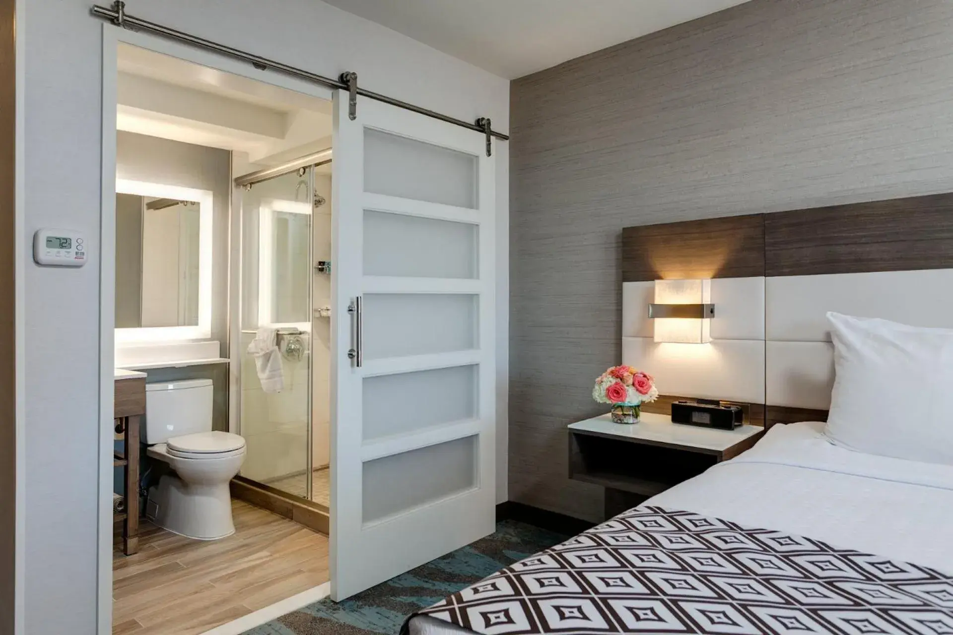 Standard King Room in Crowne Plaza Ventura Beach by IHG Standard King Room in Crowne Plaza Ventura Beach by IHG