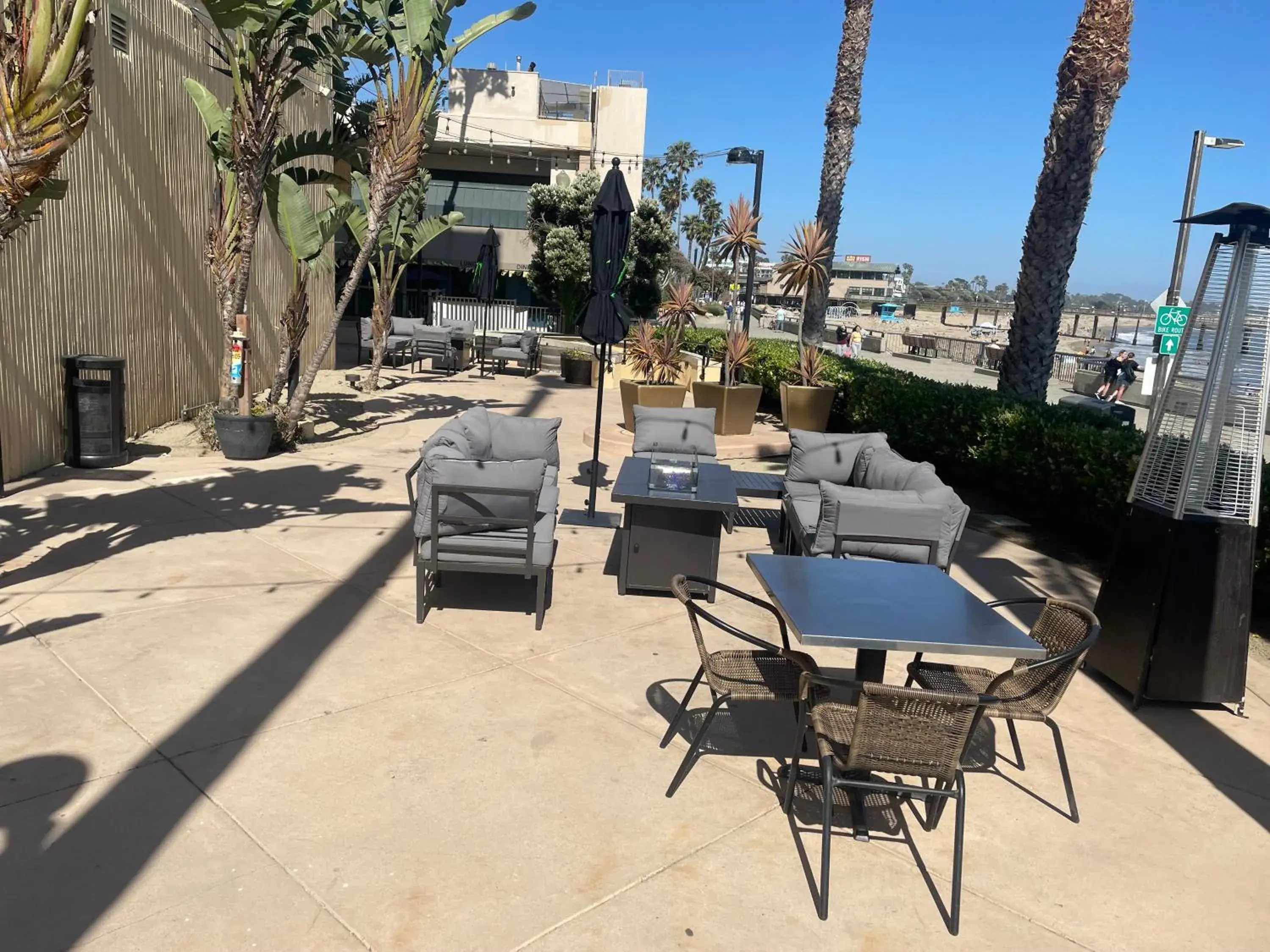 Lounge or bar in Crowne Plaza Ventura Beach by IHG Lounge or bar in Crowne Plaza Ventura Beach by IHG