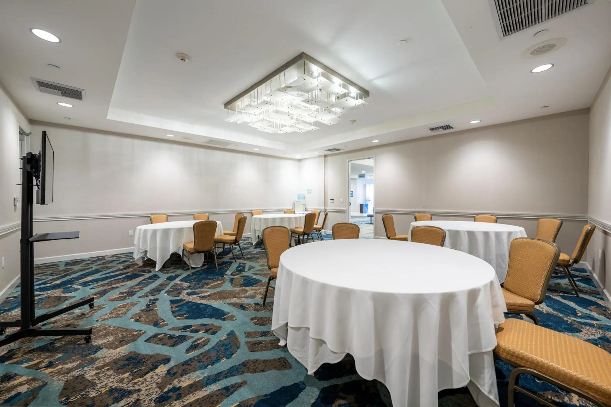 Meeting/conference room in Crowne Plaza Ventura Beach by IHG