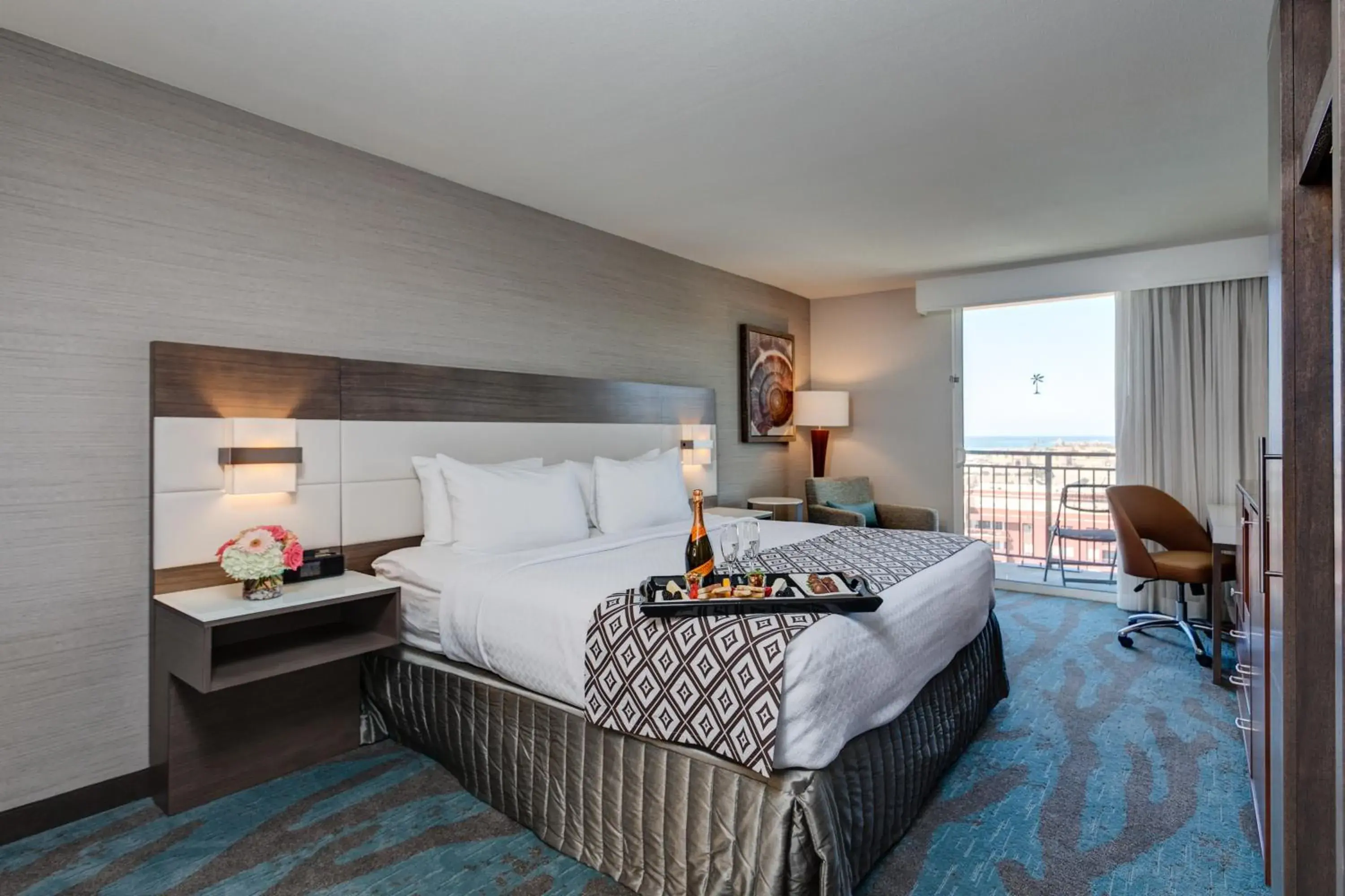 Bed in Crowne Plaza Ventura Beach by IHG Bed in Crowne Plaza Ventura Beach by IHG