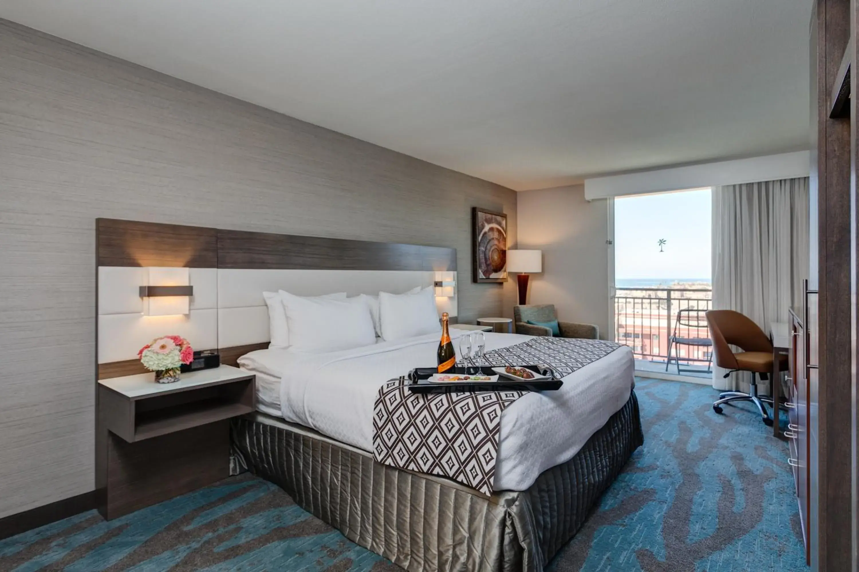 Bed in Crowne Plaza Ventura Beach by IHG Bed in Crowne Plaza Ventura Beach by IHG