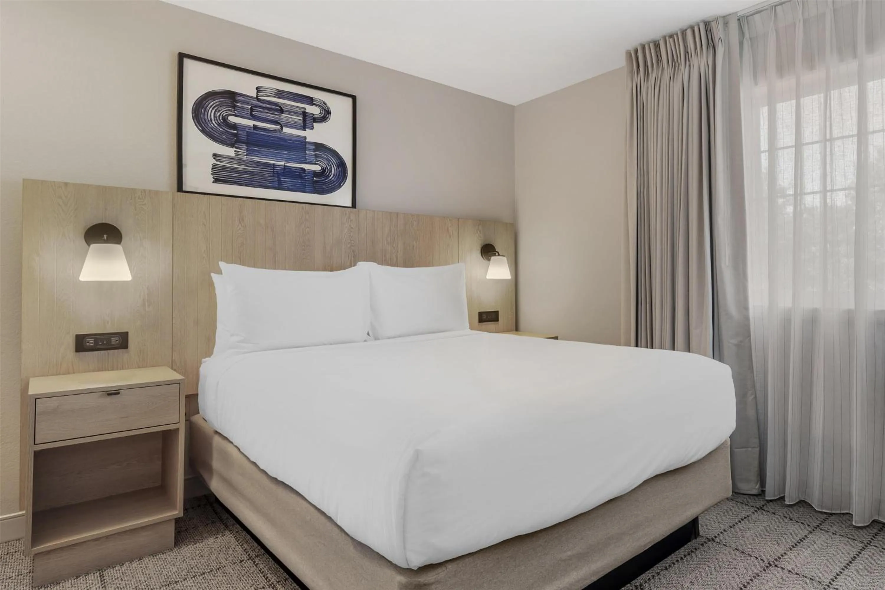 Photo of the whole room, Bed in Sonesta Simply Suites Boston Burlington