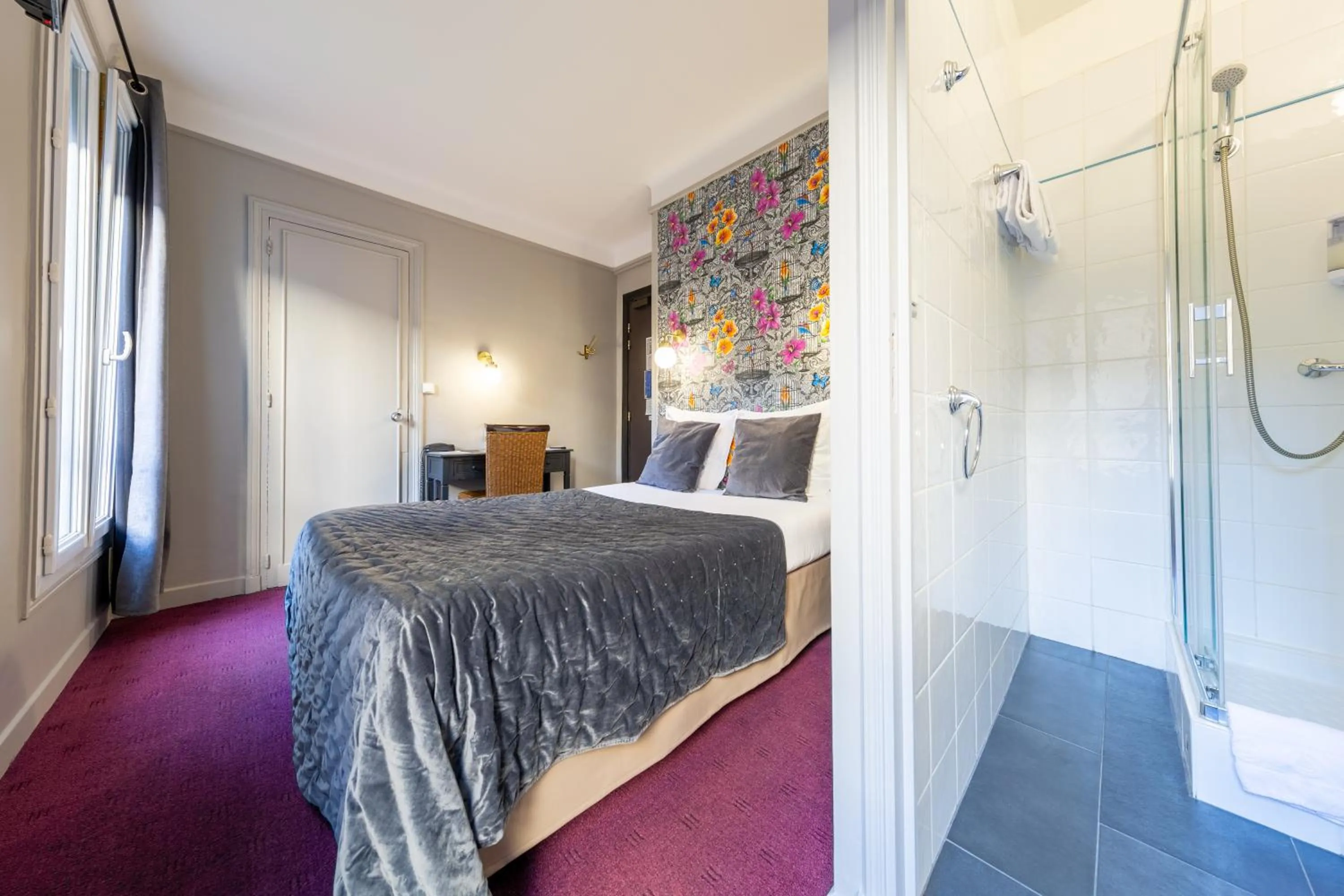 Photo of the whole room, Bed in Hôtel Azur Reims Centre