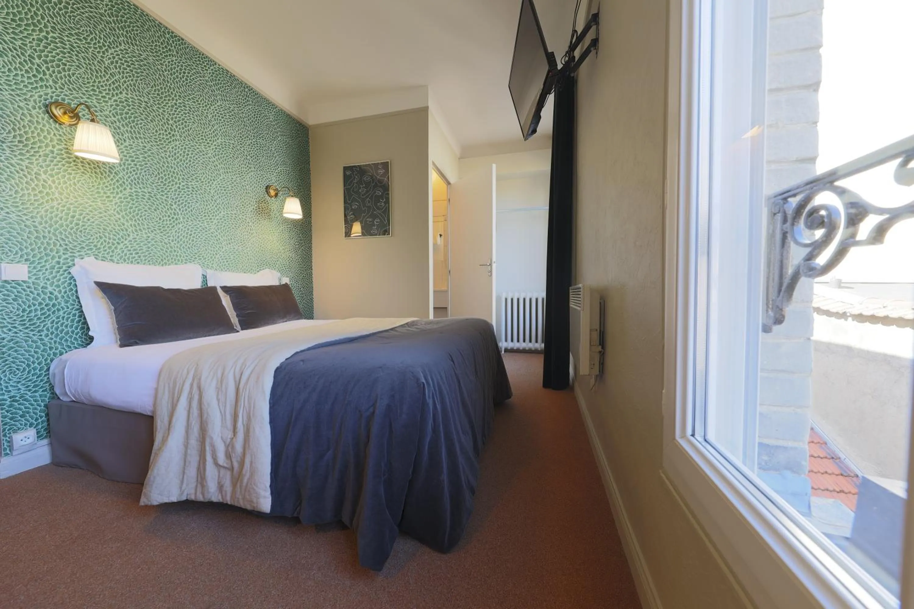 Bedroom, Bed in Hôtel Azur Reims Centre