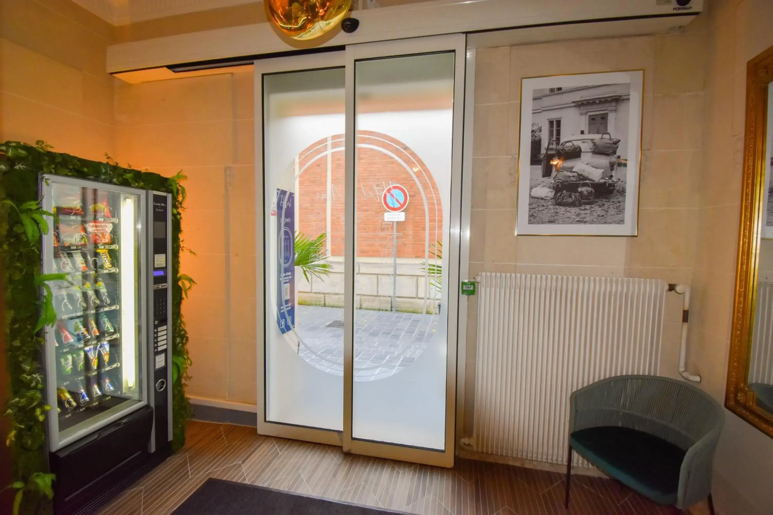 Property building in Hôtel Azur Reims Centre Property building in Hôtel Azur Reims Centre