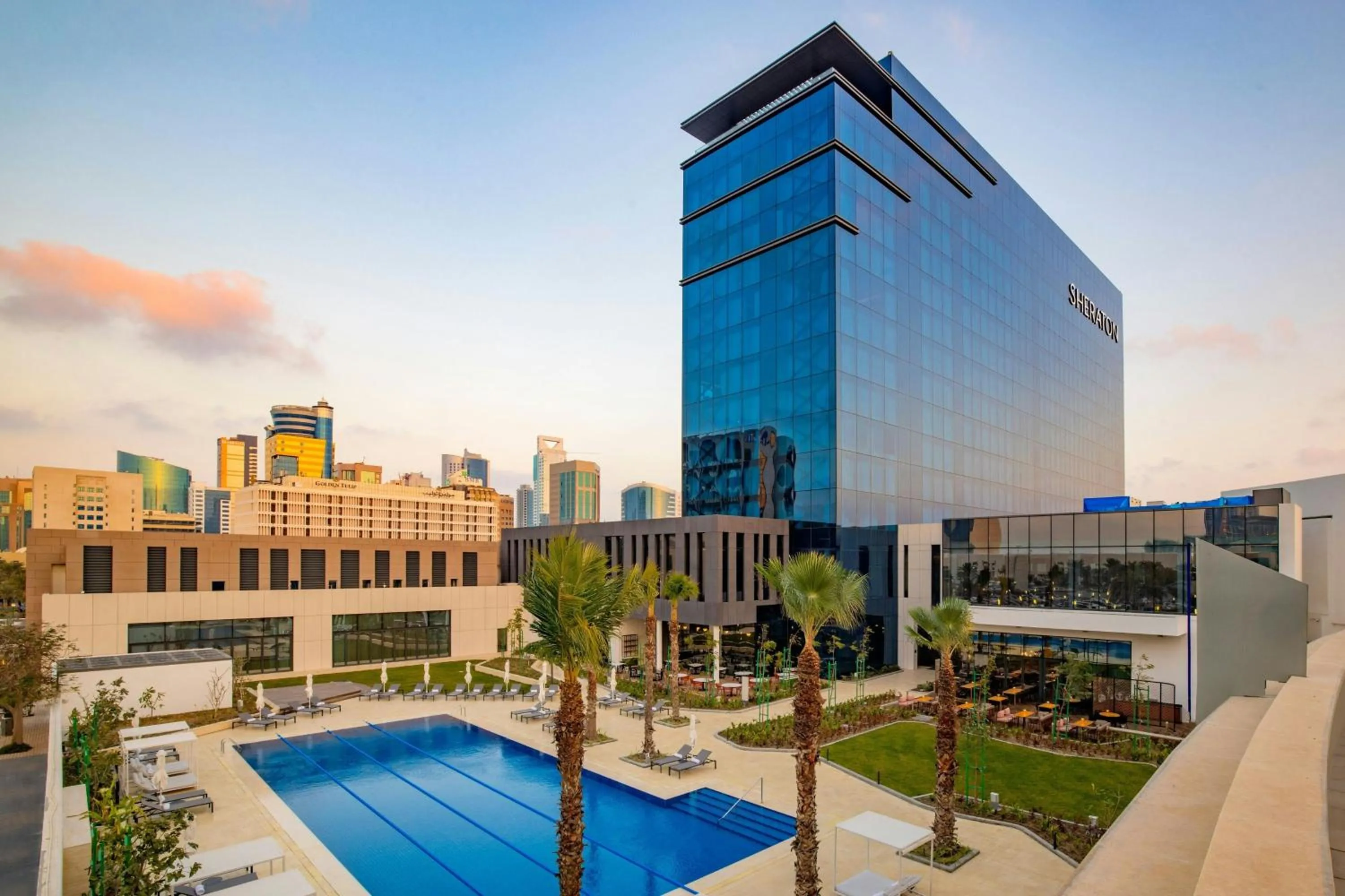 Swimming pool in Sheraton Bahrain Hotel