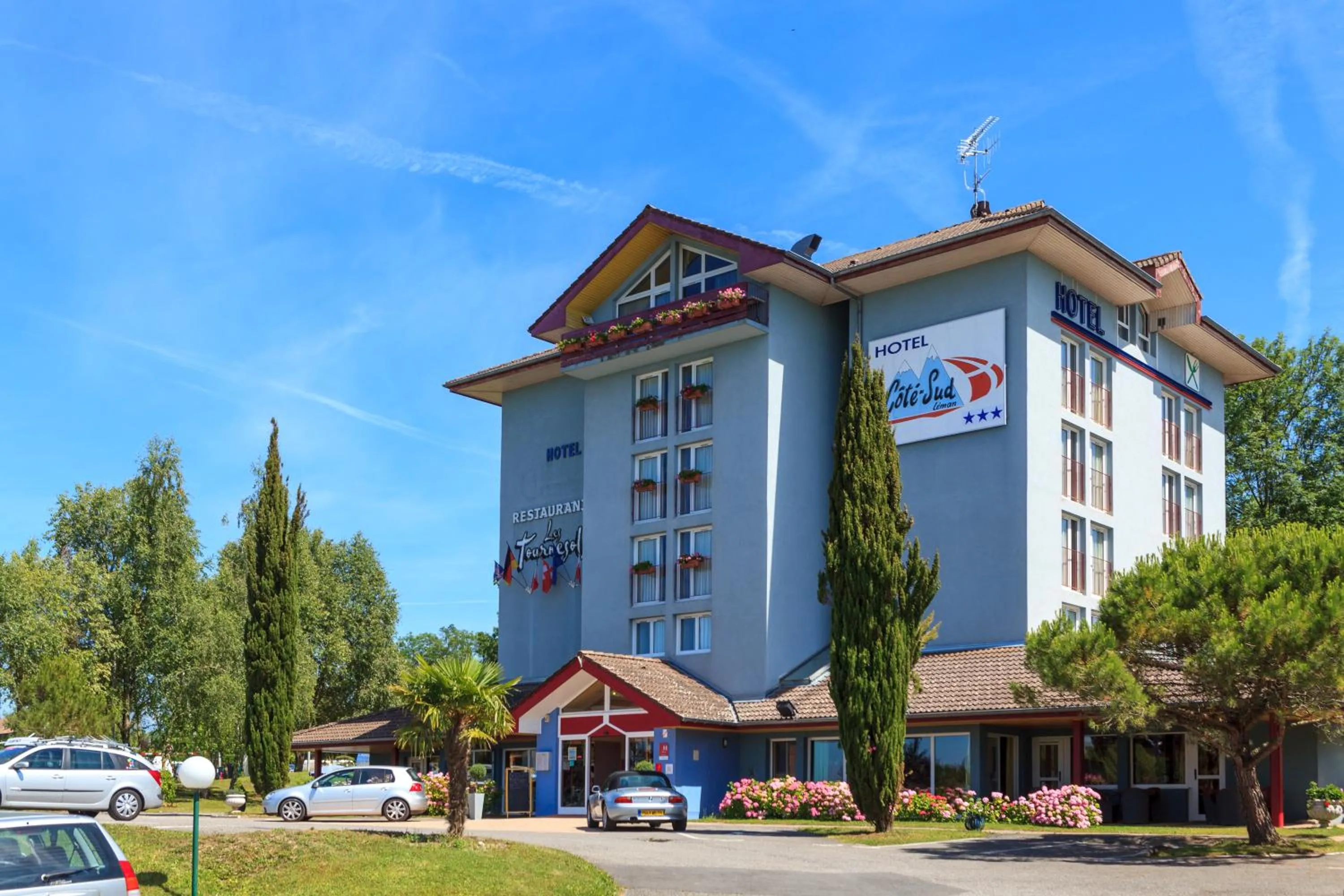 Facade/entrance in Hôtel Côté Sud Léman