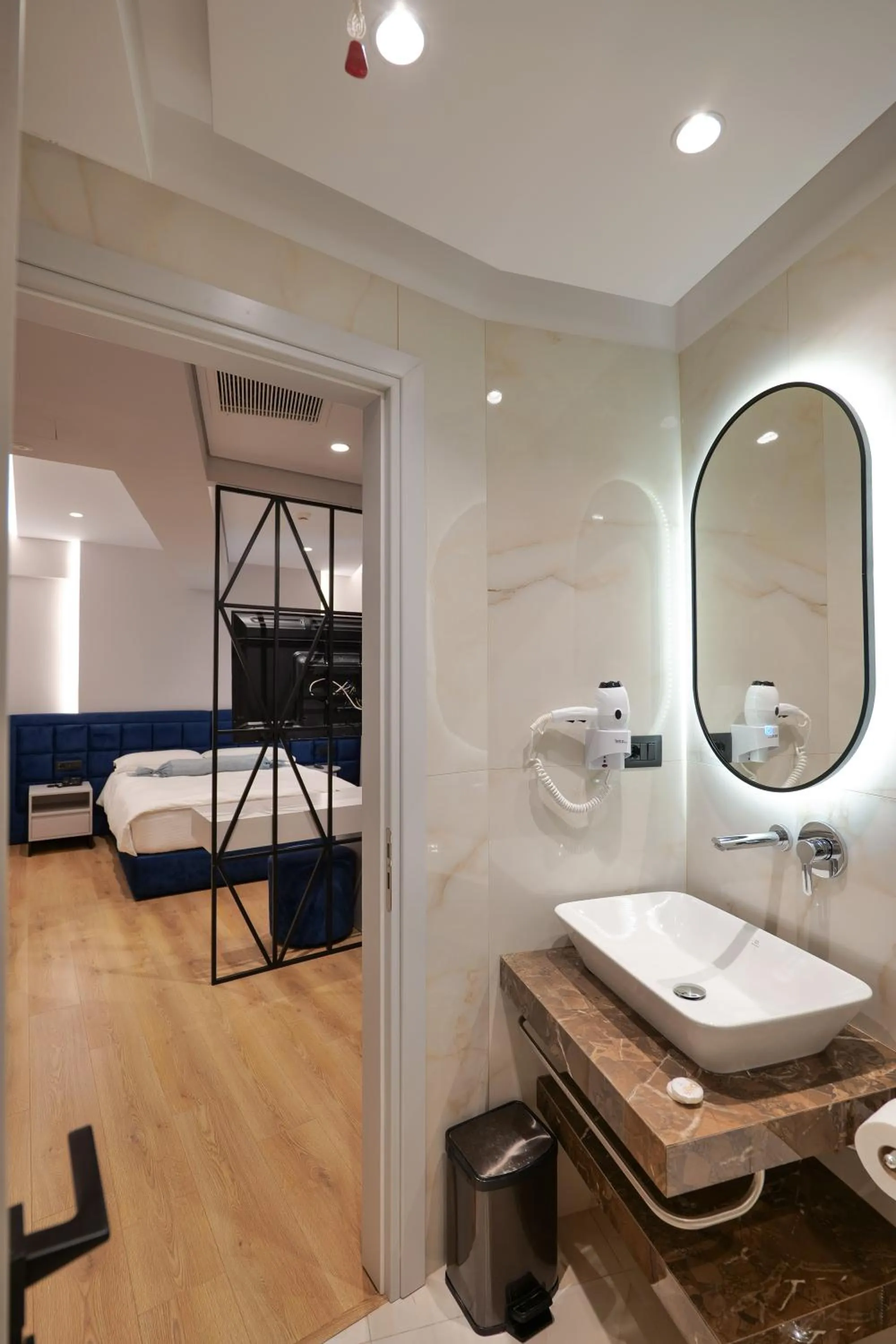 Photo of the whole room in Hotel Oasis