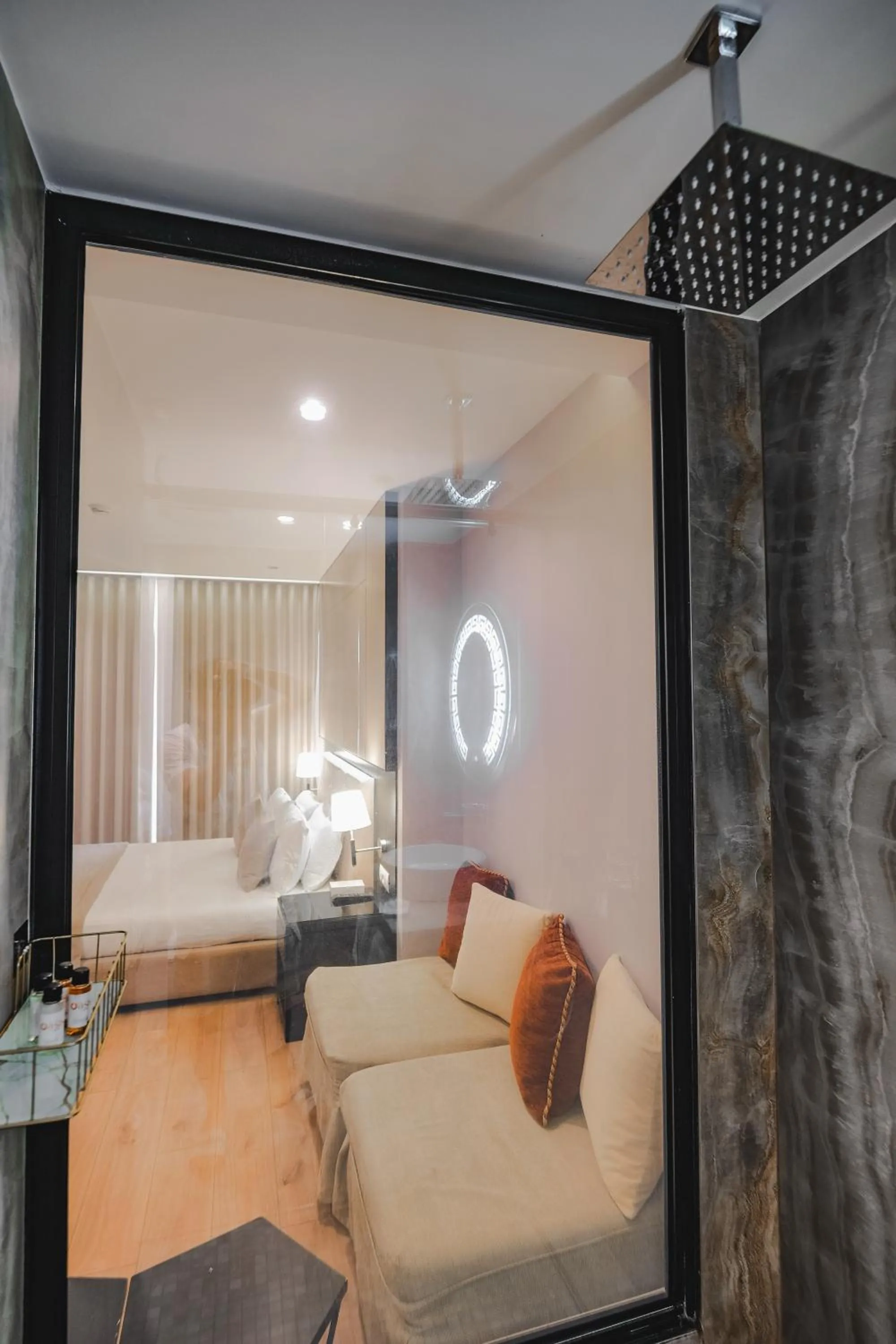 Photo of the whole room in Hotel Oasis