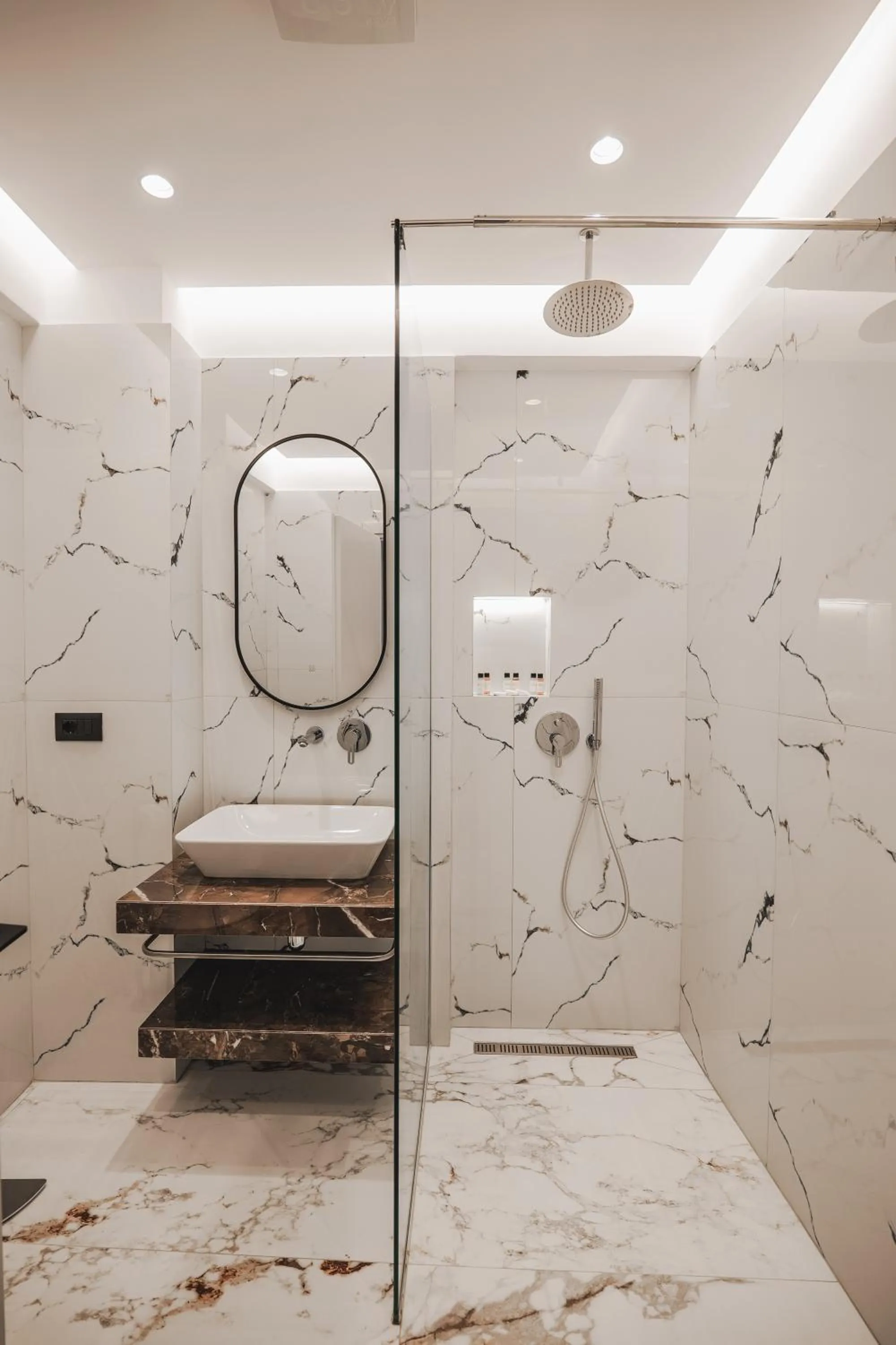 Shower in Hotel Oasis